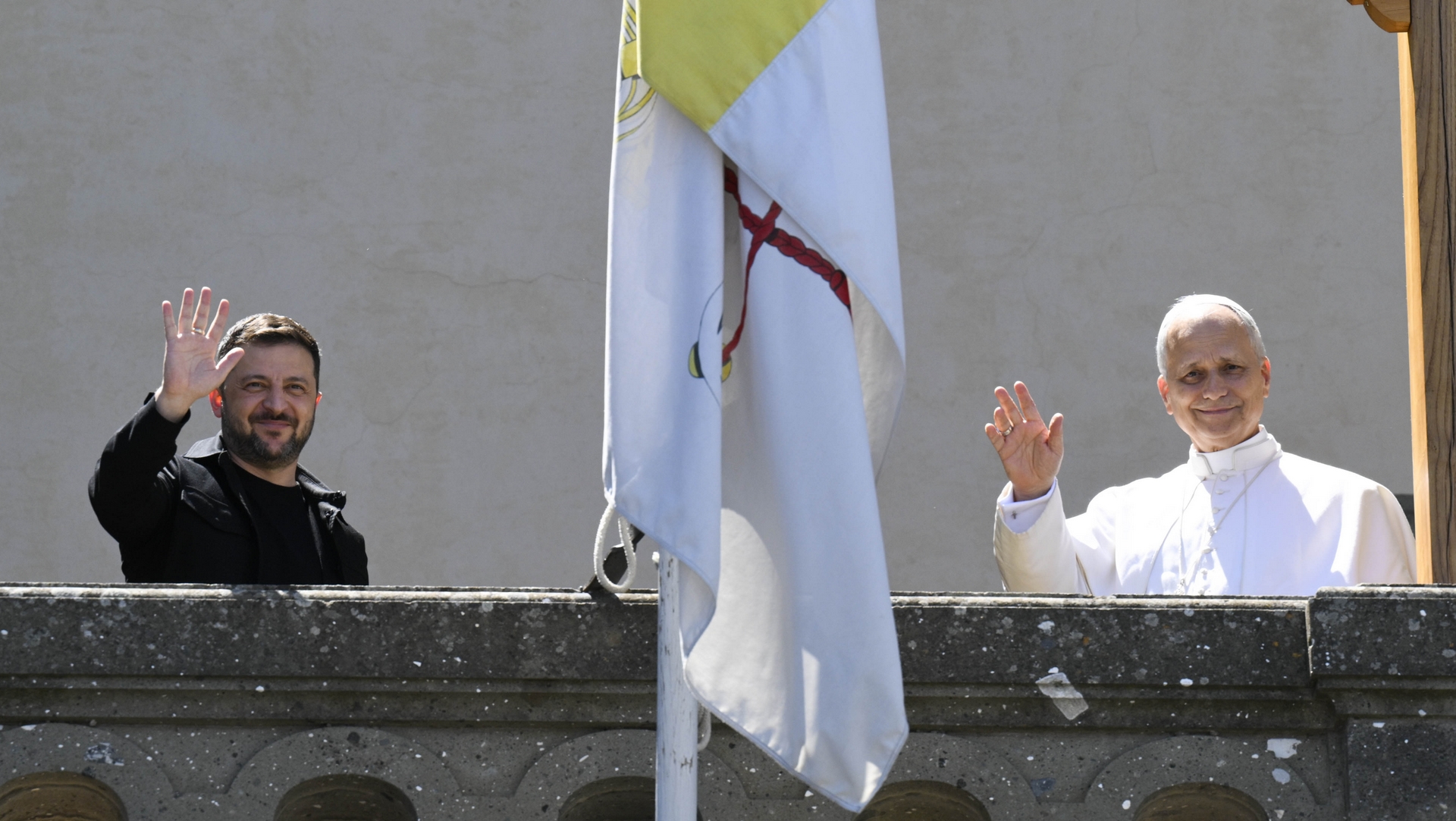 Le président Zelensky  et le pape Léon XIV saluent le public à Castel Gandolfo | © Vatican Media