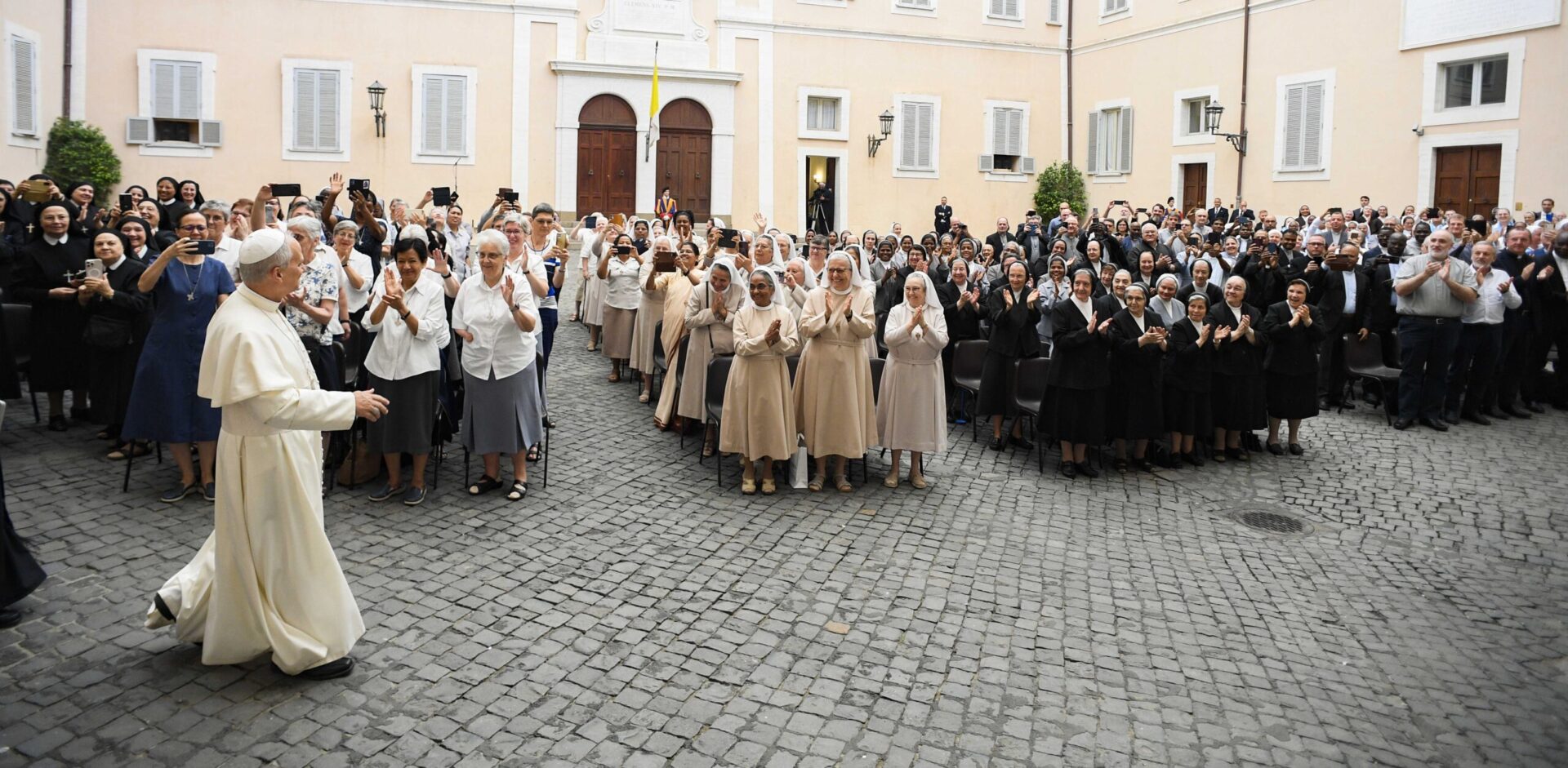 Le 12 juillet 2025 à Castel Gandolfo, le pape Léon XIV a rencontré des membres de huit congrégations religieuses essentiellement féminines | © Vatican Media