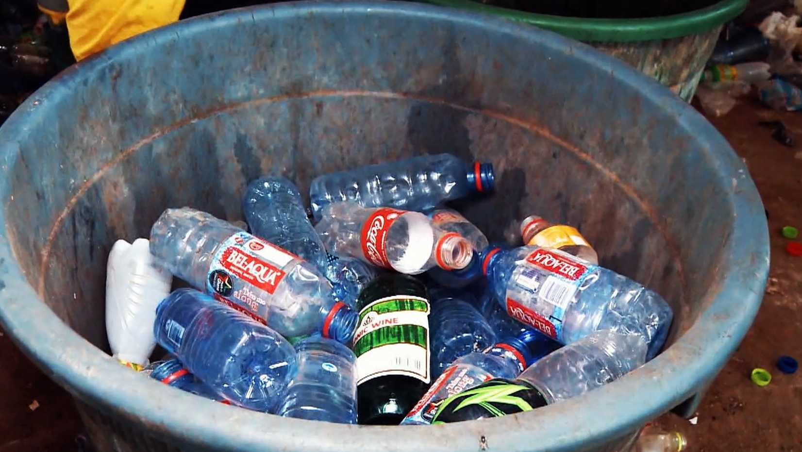 Pour survivre, Joséphine ramasse des bouteilles en plastique | photo d'illustration capture d'écran Youtube 