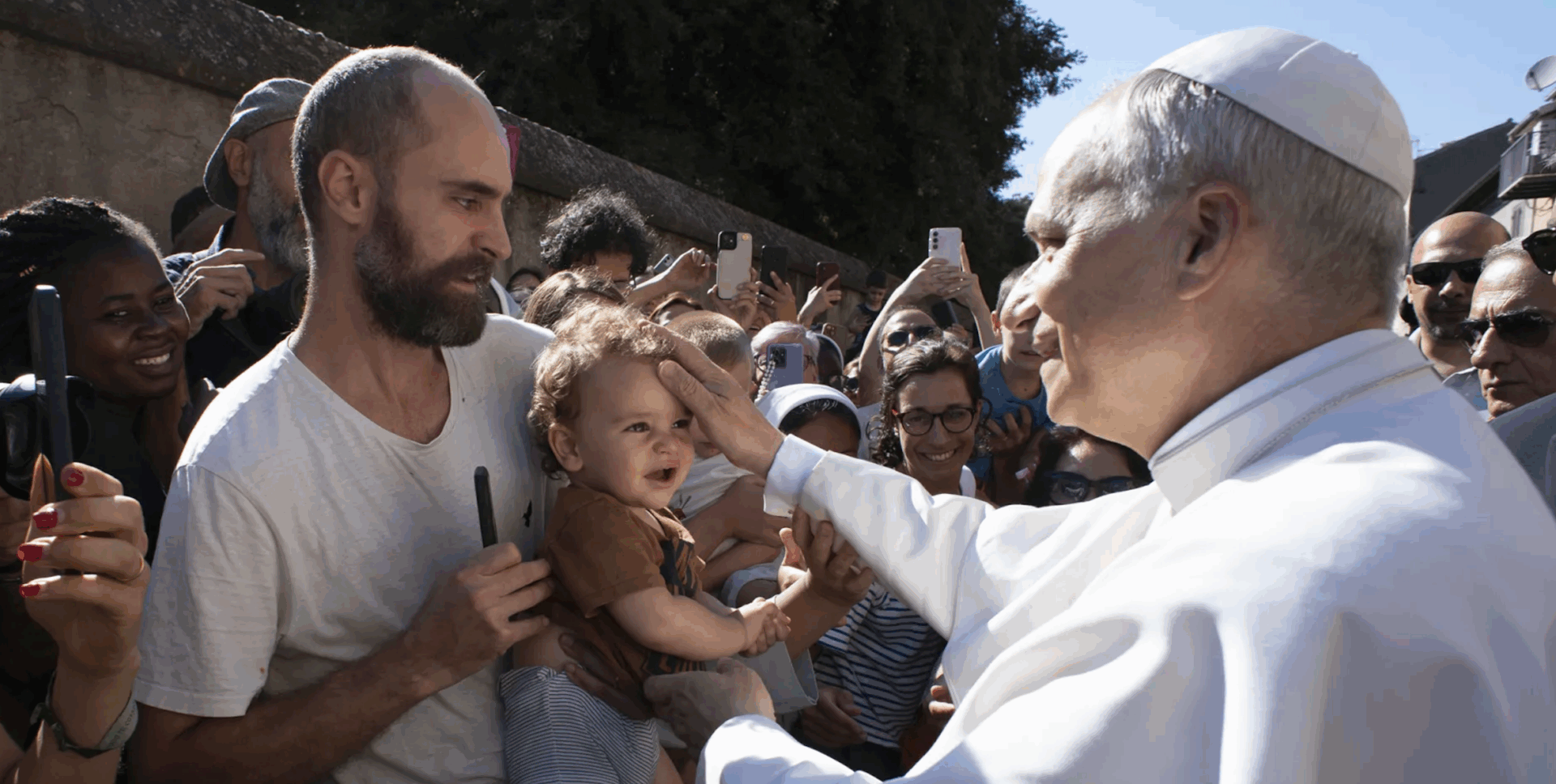 En arrivant à Castel Gandolfo, le 6 juillet 2025, Léon XIV a pris le temps de rencontrer les habitants | © Vatican Media