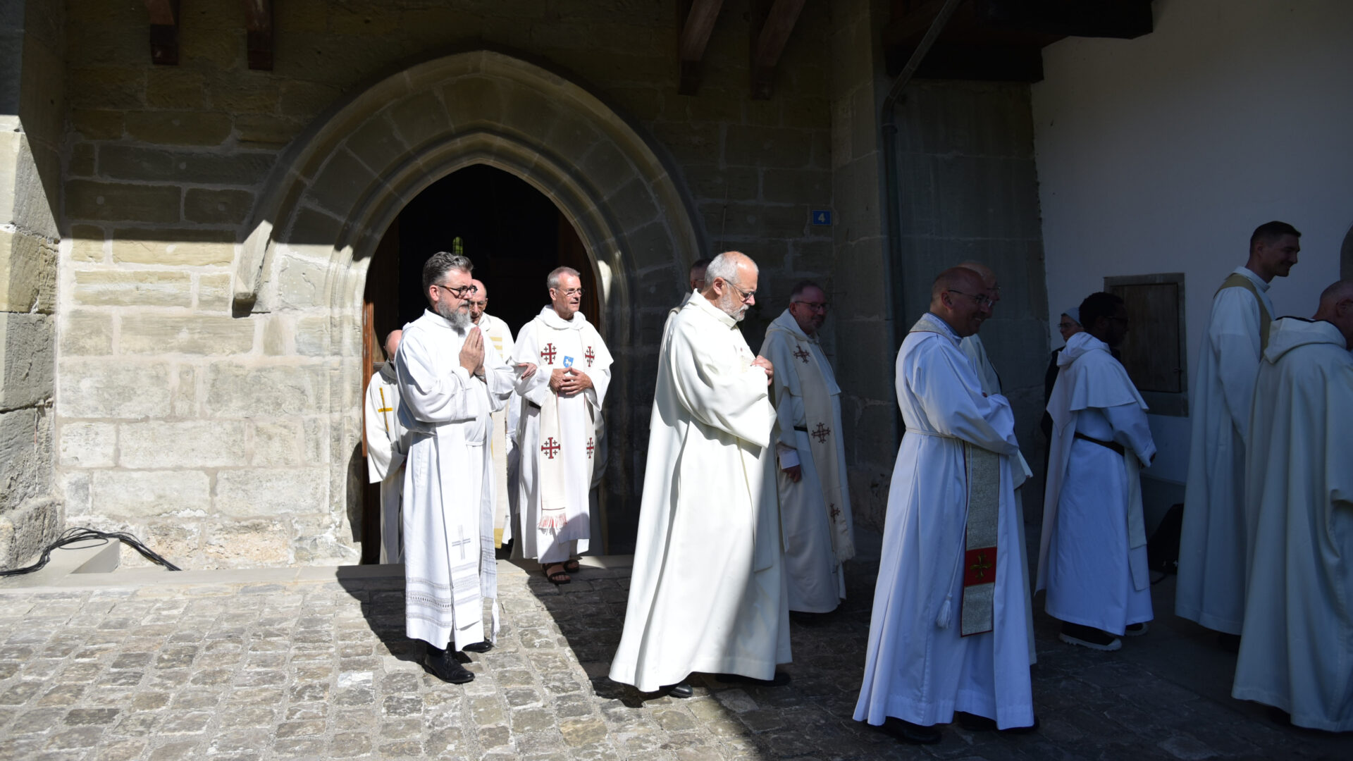 Des prêtres à la sortie de la bénédiction abbatiale de la Maigrauge (FR), le 11 juillet 2025 | © Raphaël Zbinden
