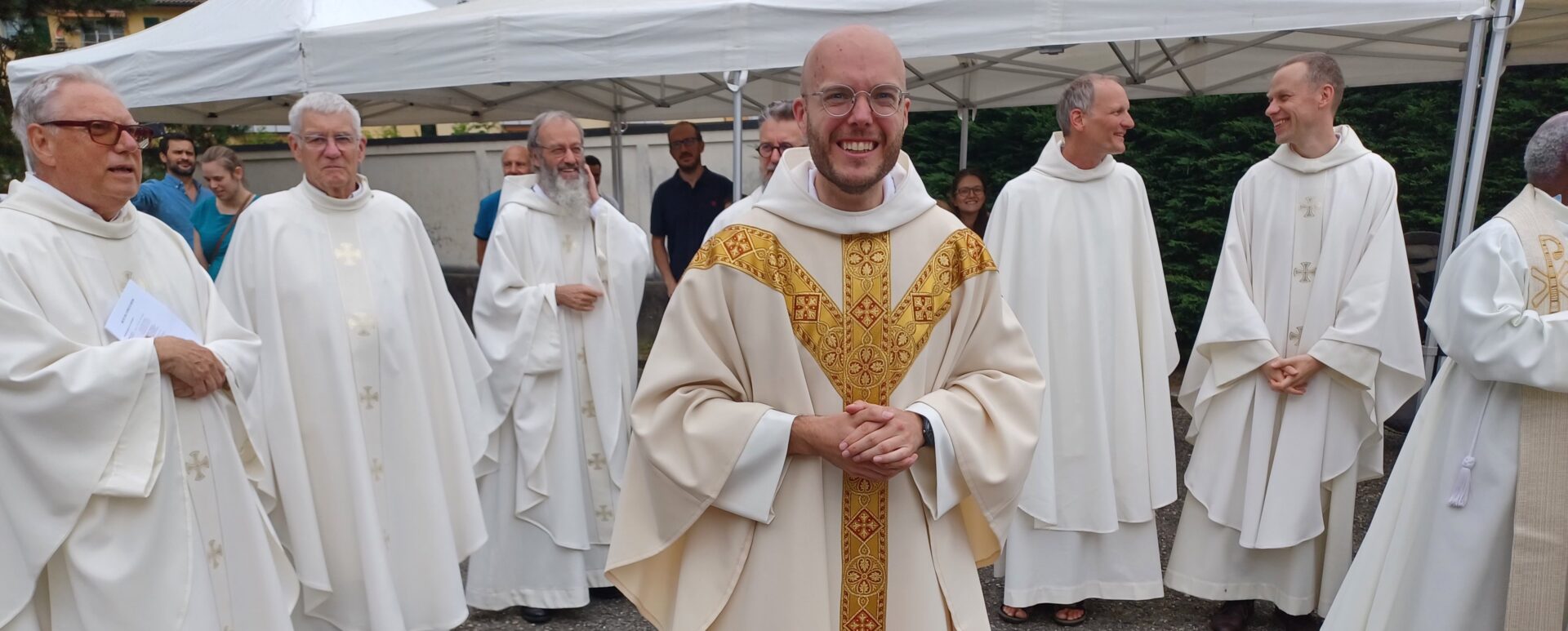Marc-Olivier Girard à la sortie de sa messe d'ordination, Renens, 6 juillet 2025 | © Bernard Litzler