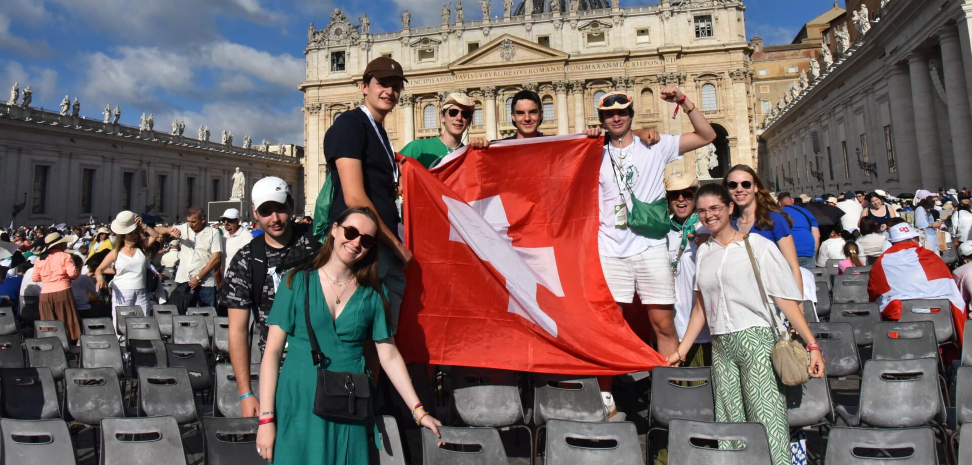 Les jeunes pèlerins Romands ont bravé le soleil ardent de Rome pour participer à l'Audience générale du 30 juillet 2025 | © Raphaël Zbinden