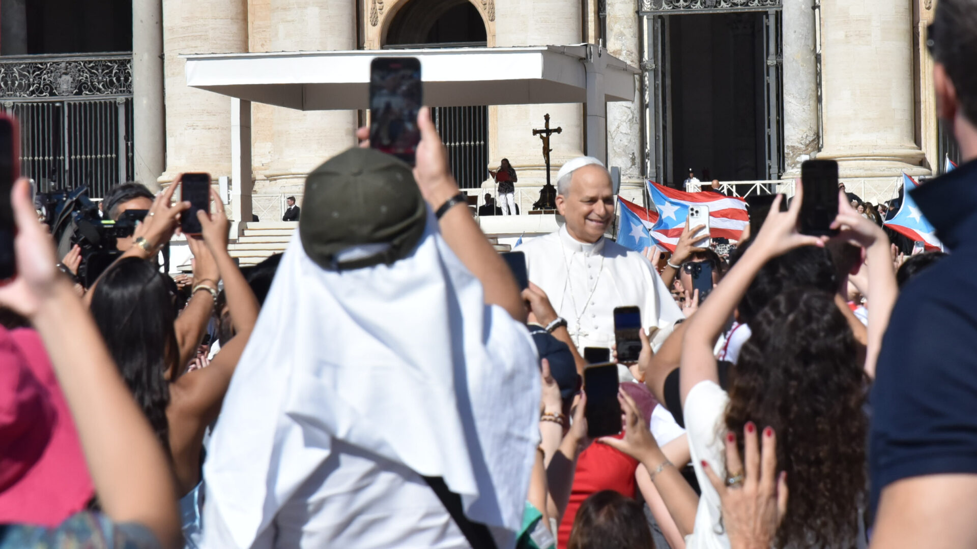 Le pape Léon XIV prenant un bain de foule lors de l'Audience générale du 30 juillet 2025 | © Raphaël Zbinden