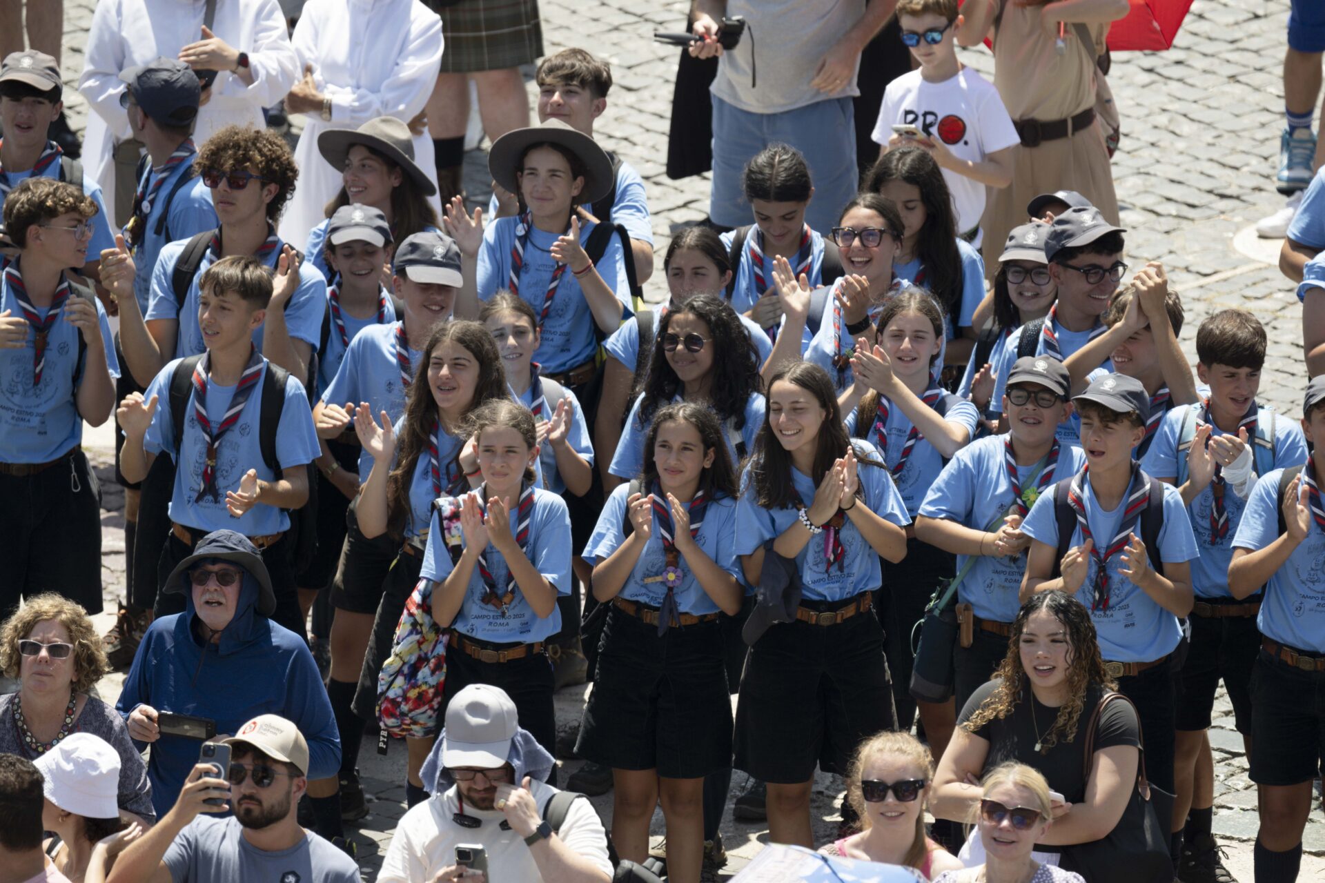 Scouts sur la place St-Pierre de Rome, 6 juillet 2025: un heureux alliage de signes extérieurs et d'actions | © Vatican media