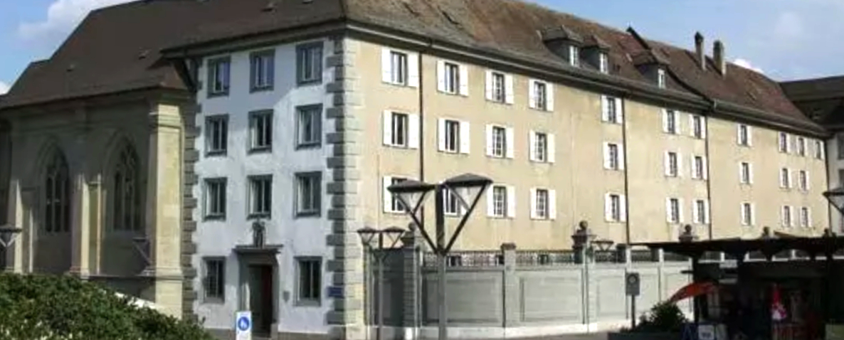 Le couvent des Sœurs de Ste-Ursule est un immense bâtiment situé au centre de Fribourg  | © theodia.org