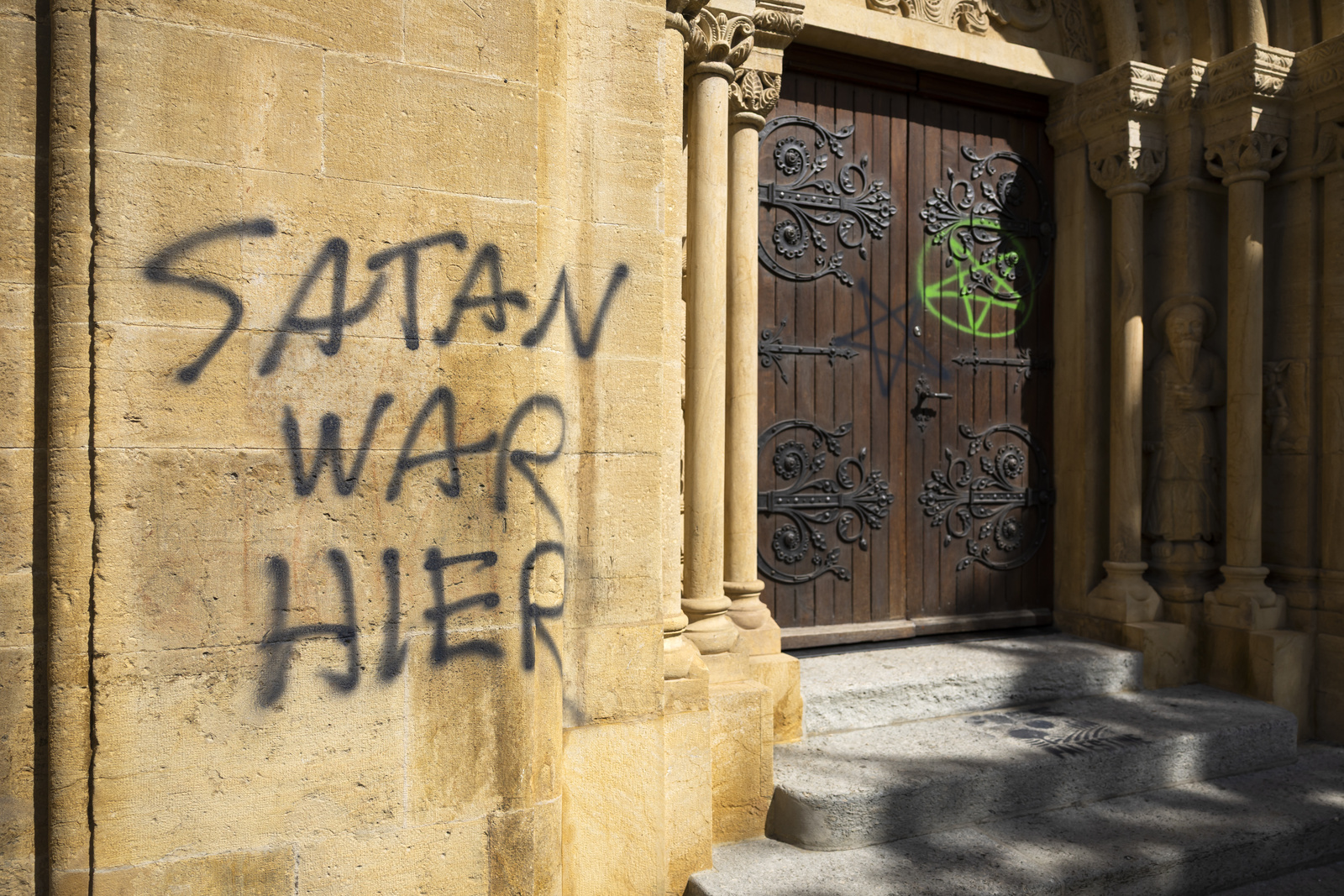 Tags violents sur la façade sud de la Collégiale de Neuchâtel | © KEYSTONE/Peter Klaunzer