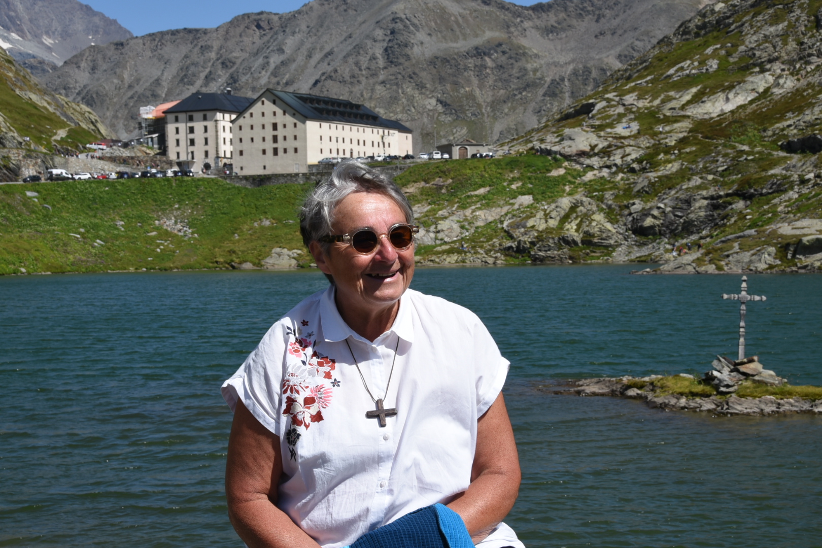 Anne-Marie Maillard devant l'hospice du Grand-St-Bernard, alors son foyer  | © DR 