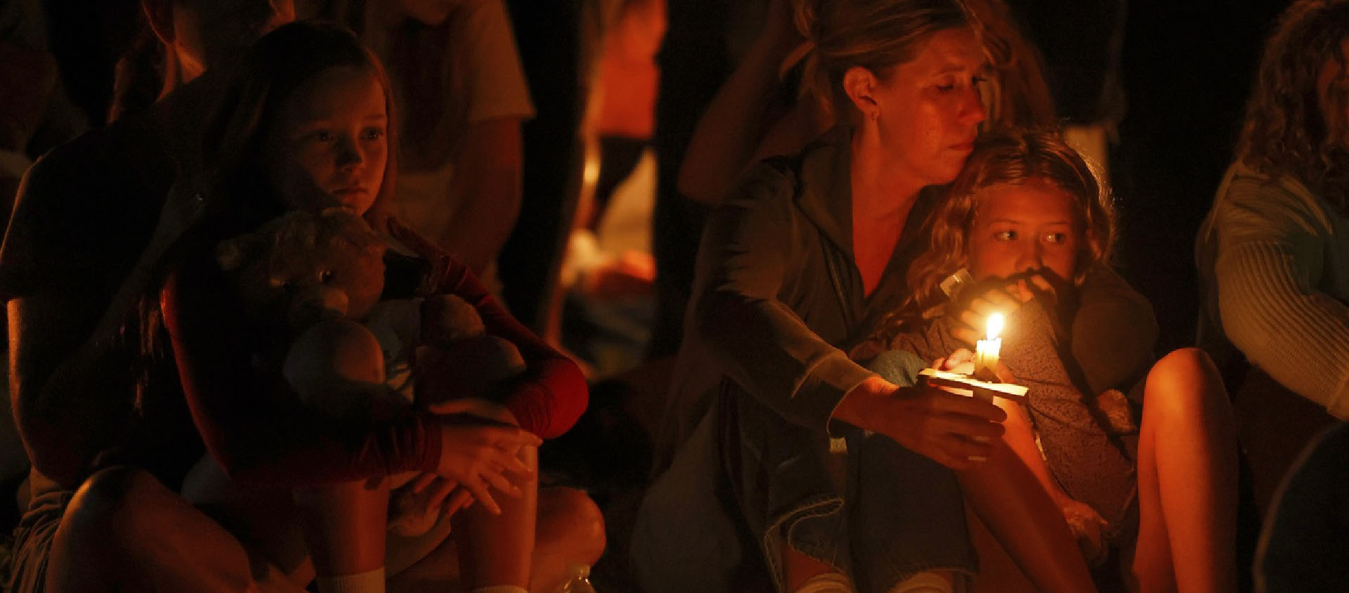 Des personnes se rassemblent lors d'une veillée au parc Lynnhurst après une fusillade à l'école catholique Annunciation, à Minneapolis | © Keystone/AP Photo/Bruce Kluckhohn
