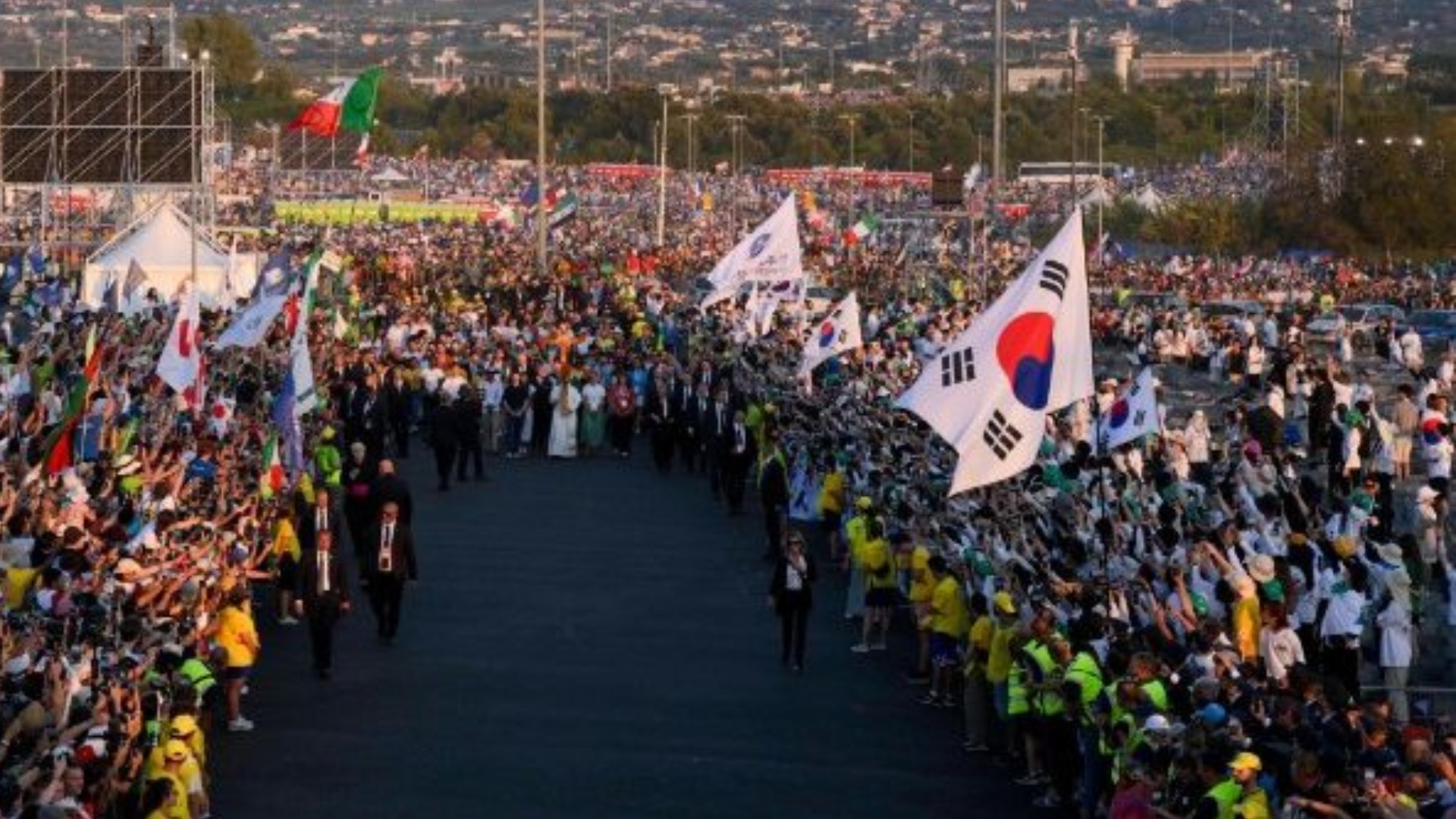 Les drapeaux coréens bien présents à Tor Vergata | © Vatican Media
