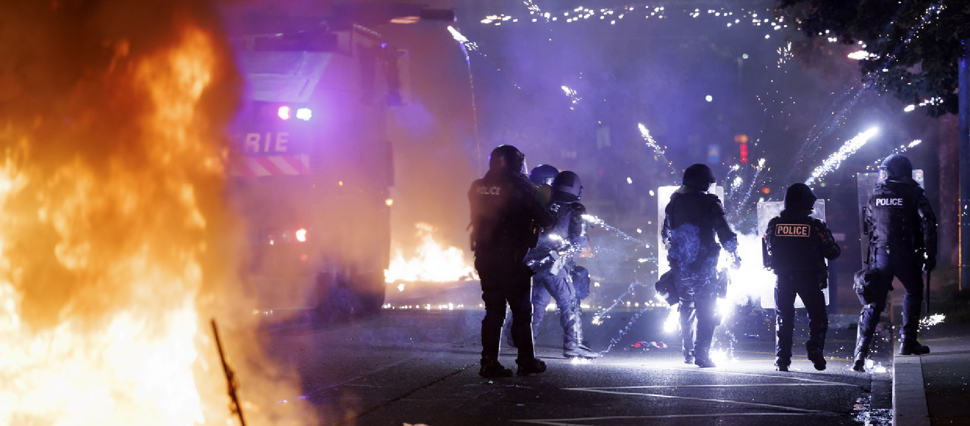 Des policiers interviennent au milieu de l'avenue de Morges (quartier de Prelaz) lors de la deuxième nuit d'émeutes qui fait suite la mort d'un jeune de 17 ans qui fuyait un contrôle de police en scooter | © Keystone/Cyril Zingaro