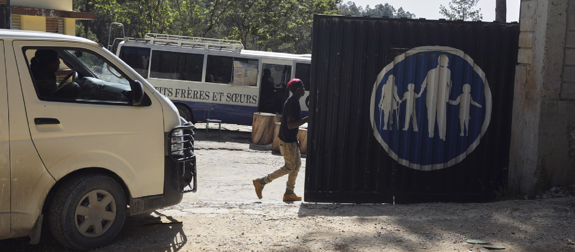 Des travailleurs pénètrent dans l'orphelinat Sainte-Hélène, situé dans le quartier de Kenscoff à Port-au-Prince, en Haïti, le lundi 4 août 2025 | © Keystone/AP Photo/Odelyn Joseph