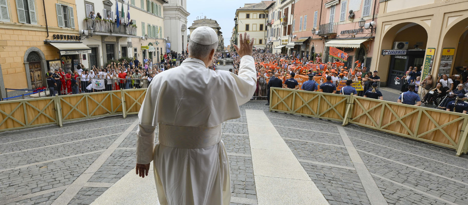 Devant quelque 2’500 personnes réunies sur la place centrale de Castel Gandolfo, le nouveau pape a exhorté les fidèles à ne «pas cesser d’espérer» | © Vatican Media