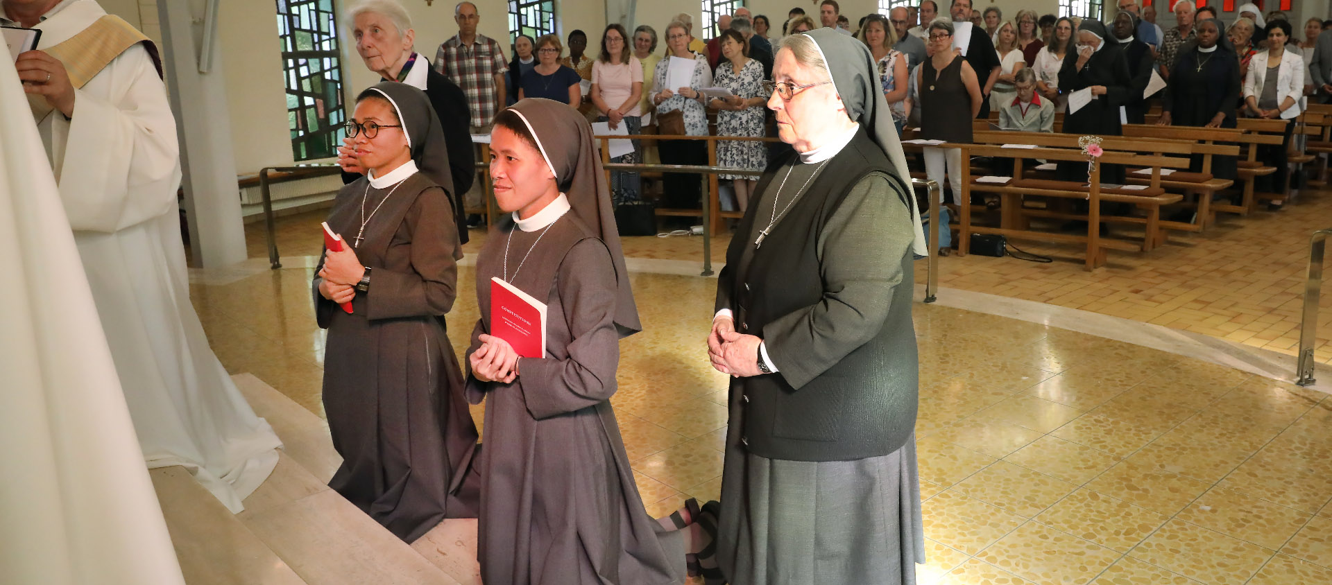Sous le regarde des sœurs Marie-Gabrielle et Gilrberte, Marie-Paule et Marie-Pierre accomplissent leur profession temporaire | © Bernard Hallet