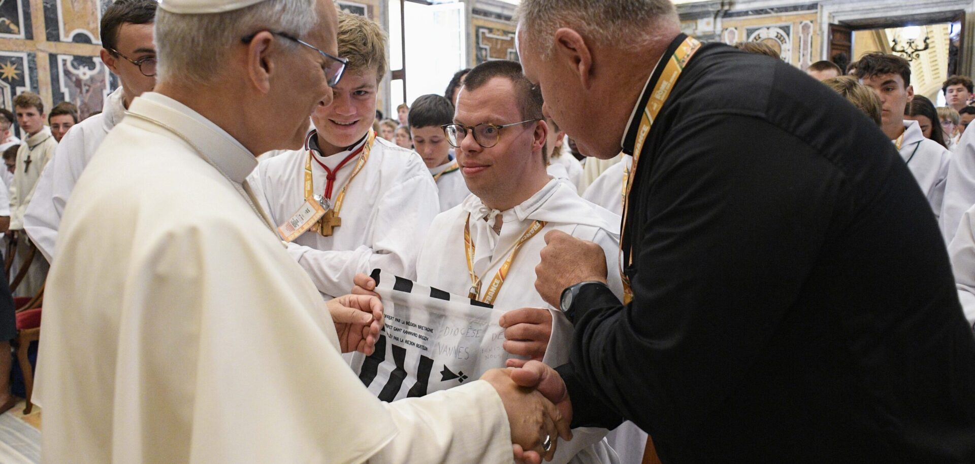 Le pape Léon XIV a rencontré le 25 août 2025 des servants d'autel français, dont un jeune trisomique | © Vatican Media