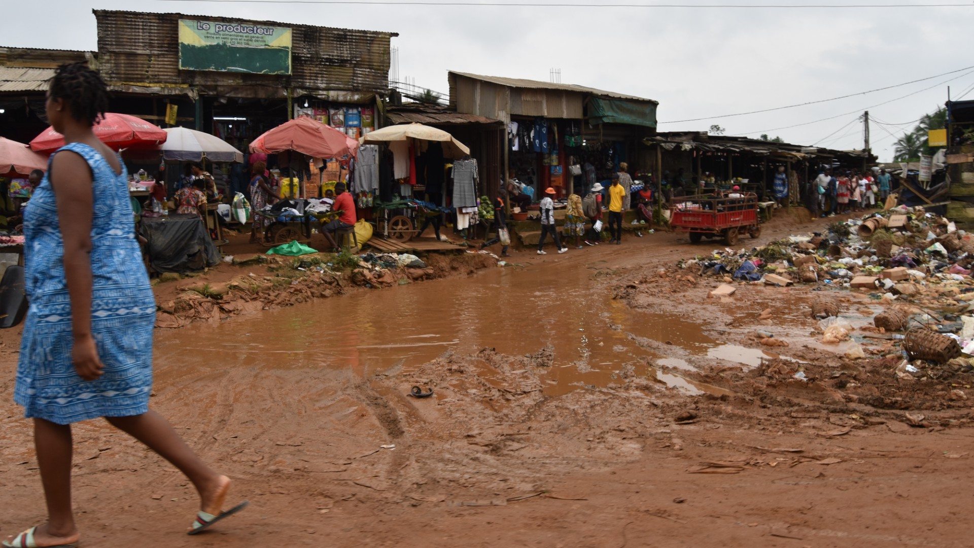 Un pays délabré Dans une rue de Douala | © Jacques Berset