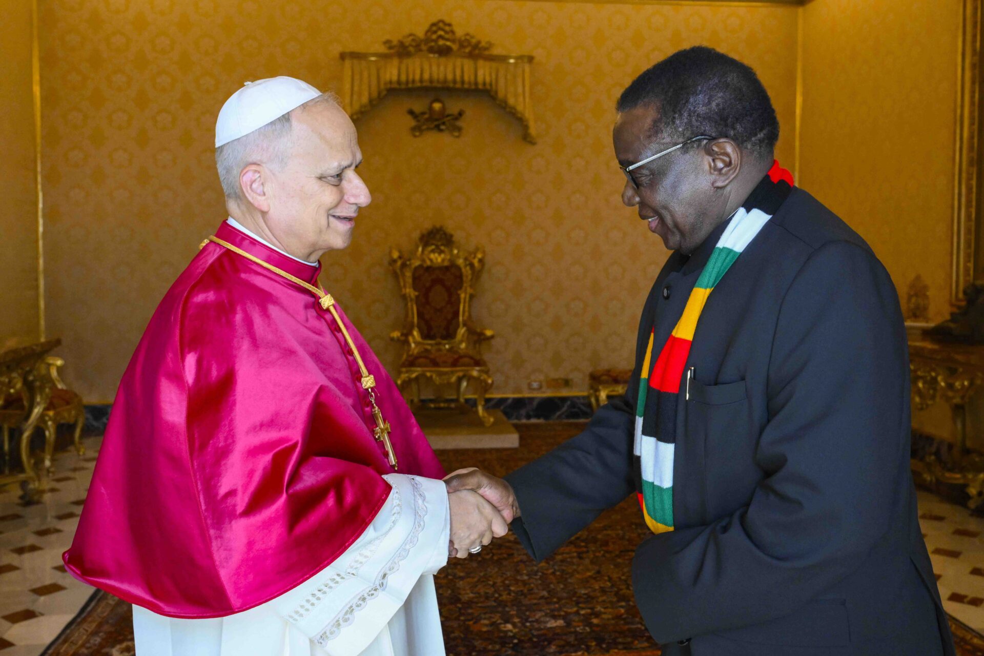 Léon XIV a reçu le 30 août 2025 au Vatican le président de la République du Zimbabwe, Emmerson Dambudzo Mnangagwa | © Vatican media 