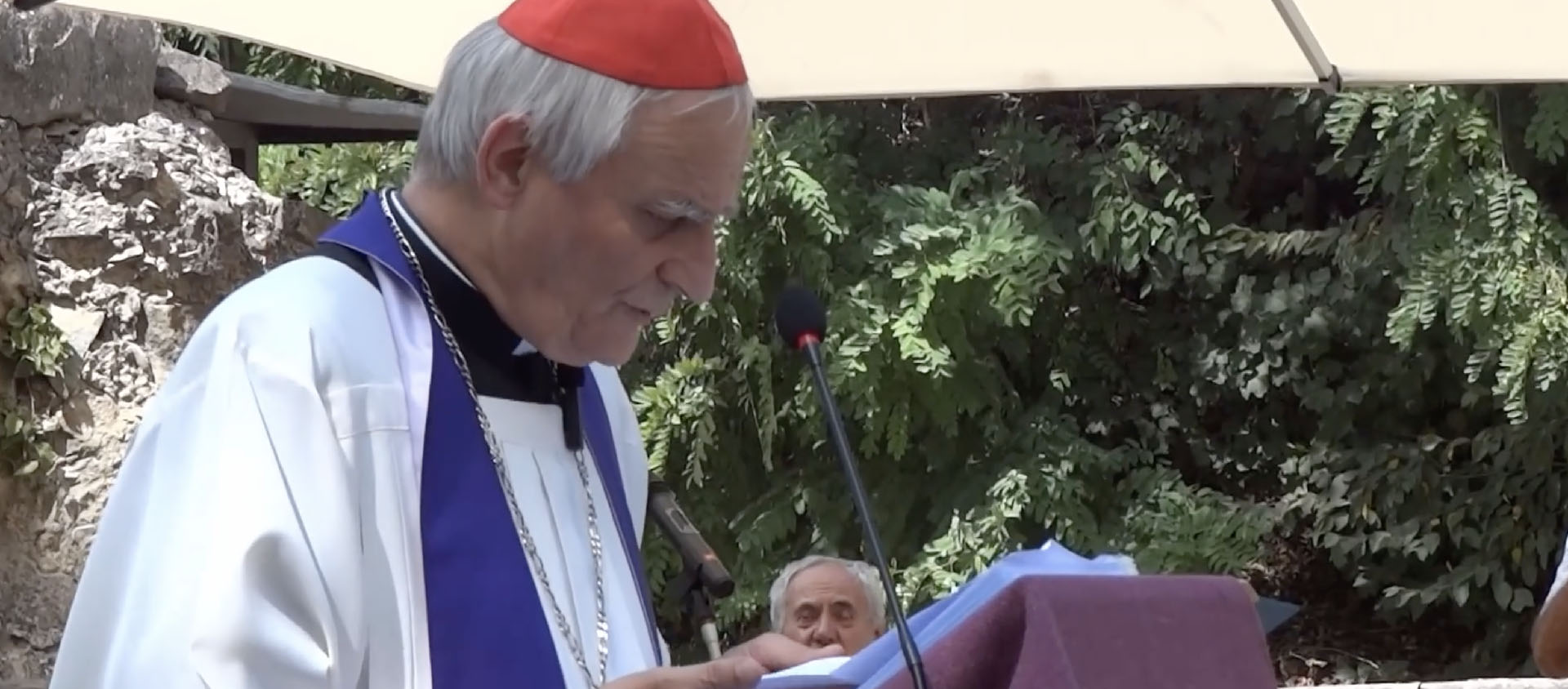 Le cardinal Matteo Zuppi a débuté la lecture des noms d'enfants avant d'être relayé par des dizaines de personnes | capture-écran