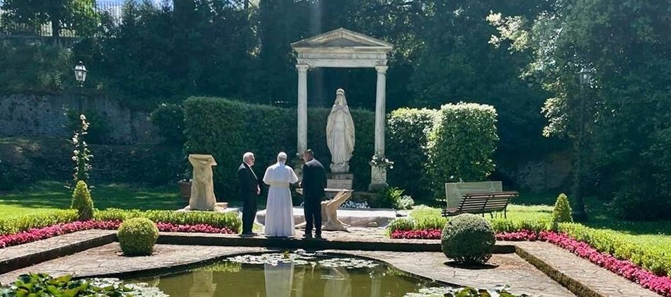 Le pape Léon XIV dans les jardins du Borgo Laudato si', à Castel Gandolfo | capture d'écran YouTube