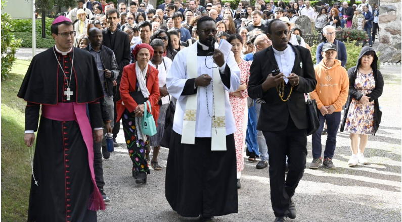 L’Église finlandaise, un patchwork de nationalités. Célébration avec Mgr Raimo Goyarrola | © AED Royaume-Unis