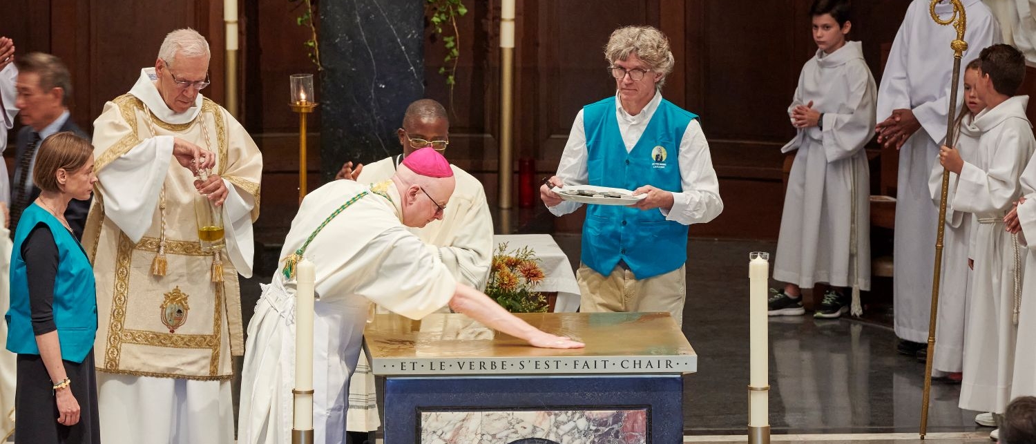 Le nouvel autel est enduit du saint-chrême par l’évêque | © Rémy Gindroz
