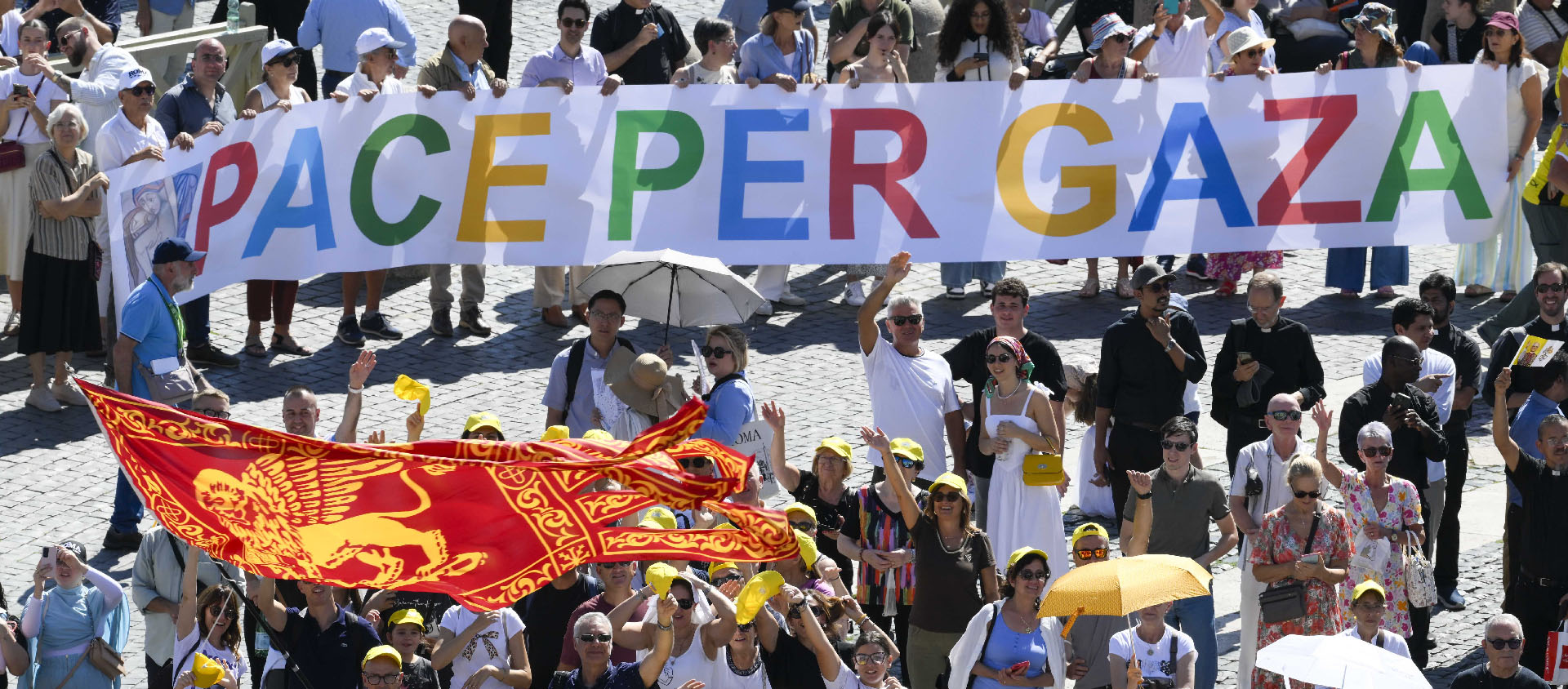 Place Saint-Pierre, des fidèles brandissent une banderole sur laquelle ils demandent la paix pour Gaza| © Vatican Media