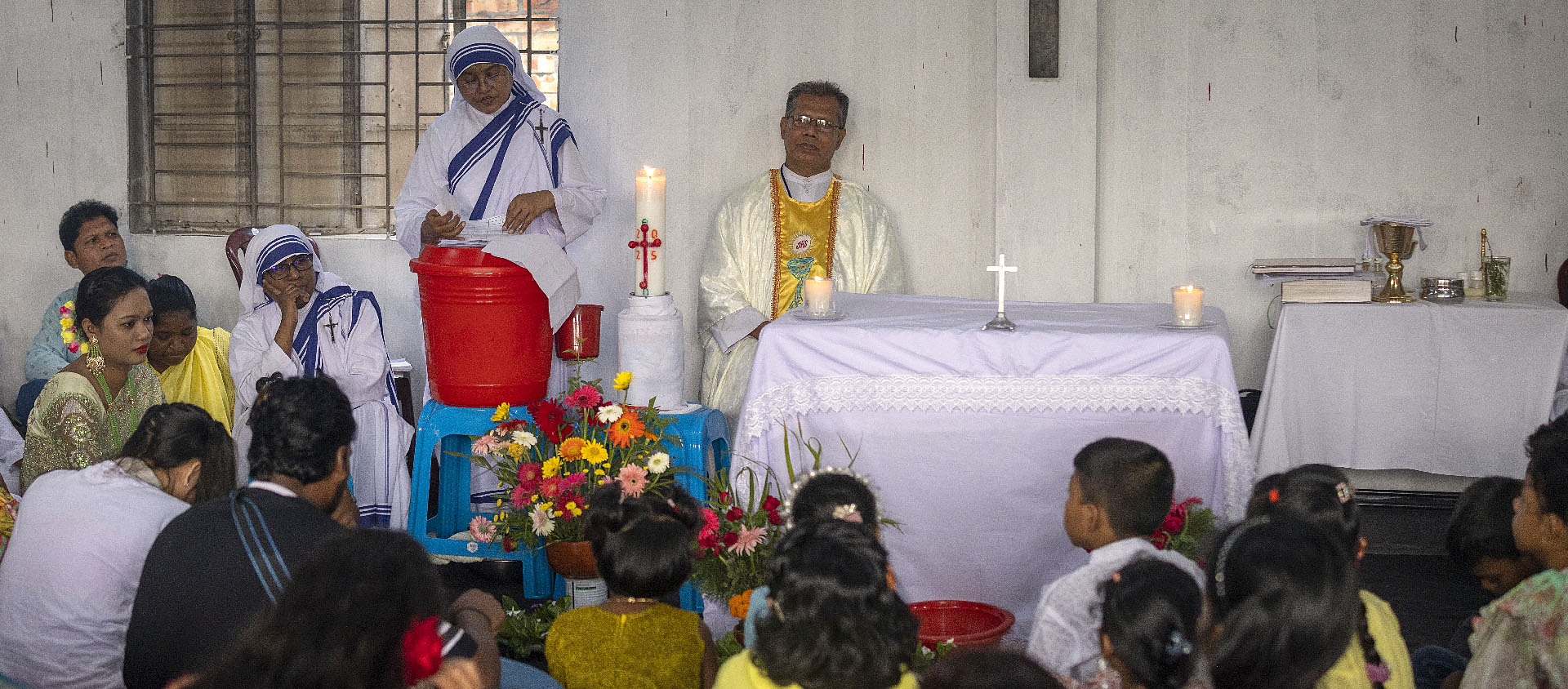 Le Père Ajit Victor Costa avec Sr Grace Clare et Sr Noel Francis des Missionnaires de la Charité lors d'une messe avec des migrants à Dhaka, Bangladesh | © Missio Suisse