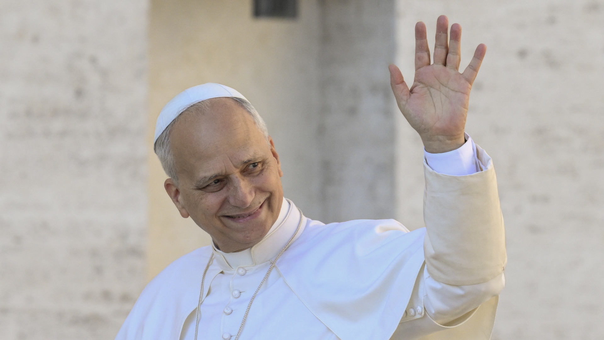 Le pape Léon XIV  salue la foule lors d'une audience | © Vatican Media