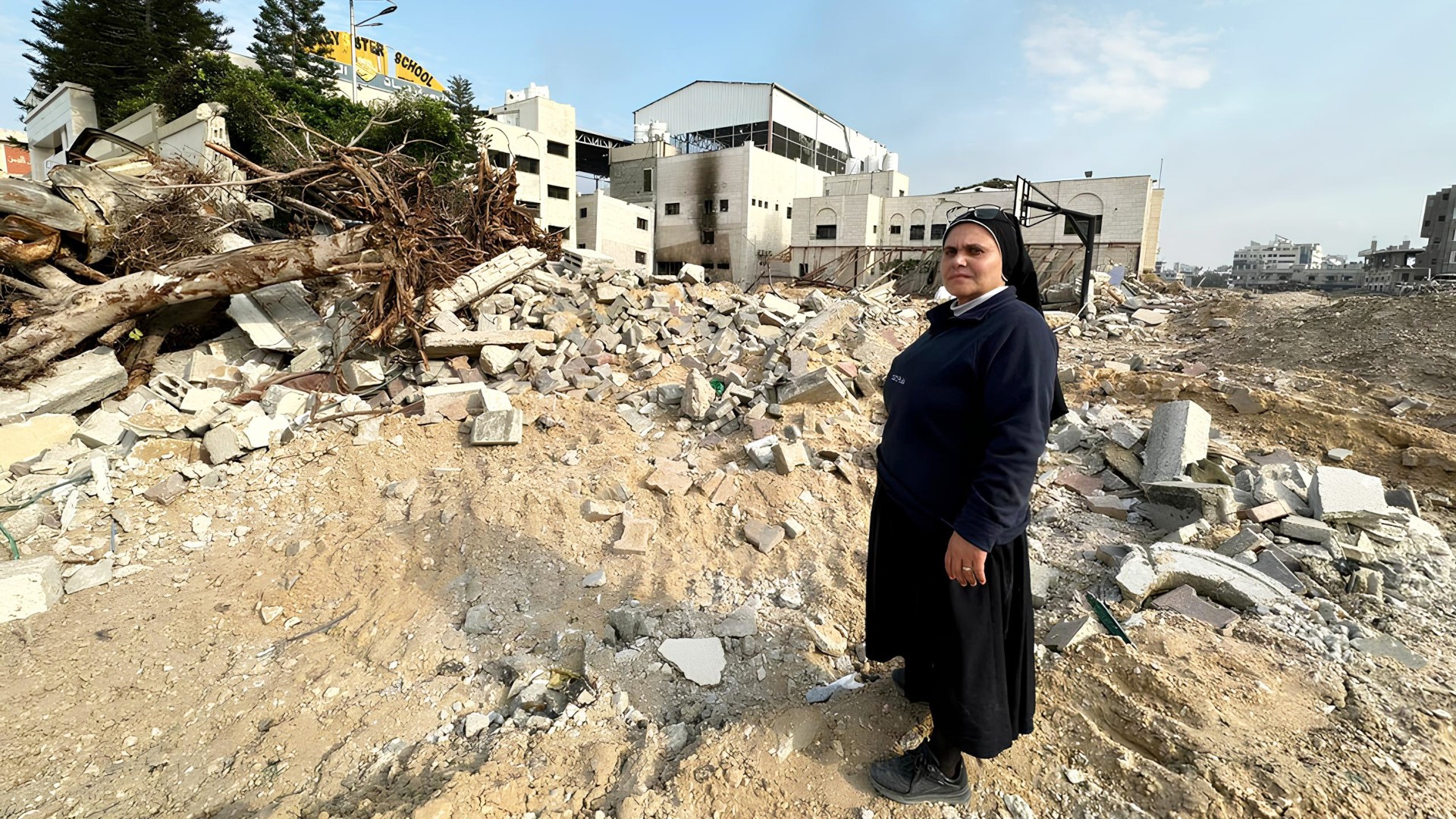 Gaza Sœur Nabila devant les ruines de l’école catholique des Sœurs du Saint Rosaire bombardée par les Israéliens en 2024 | ©  Photo ACN 