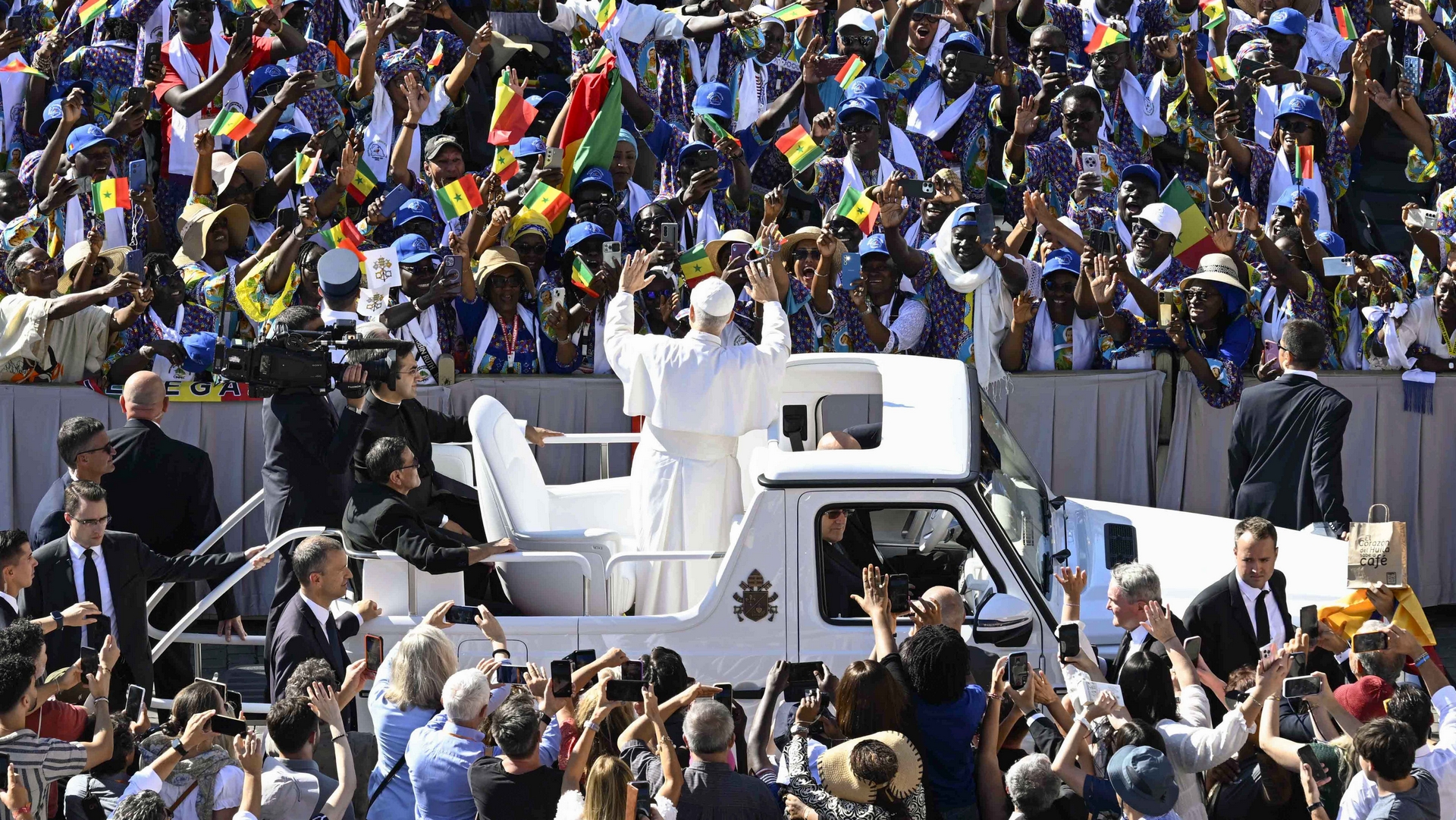La papamobile traverse la foule place Saint-Pierre |  © Vatican Media 