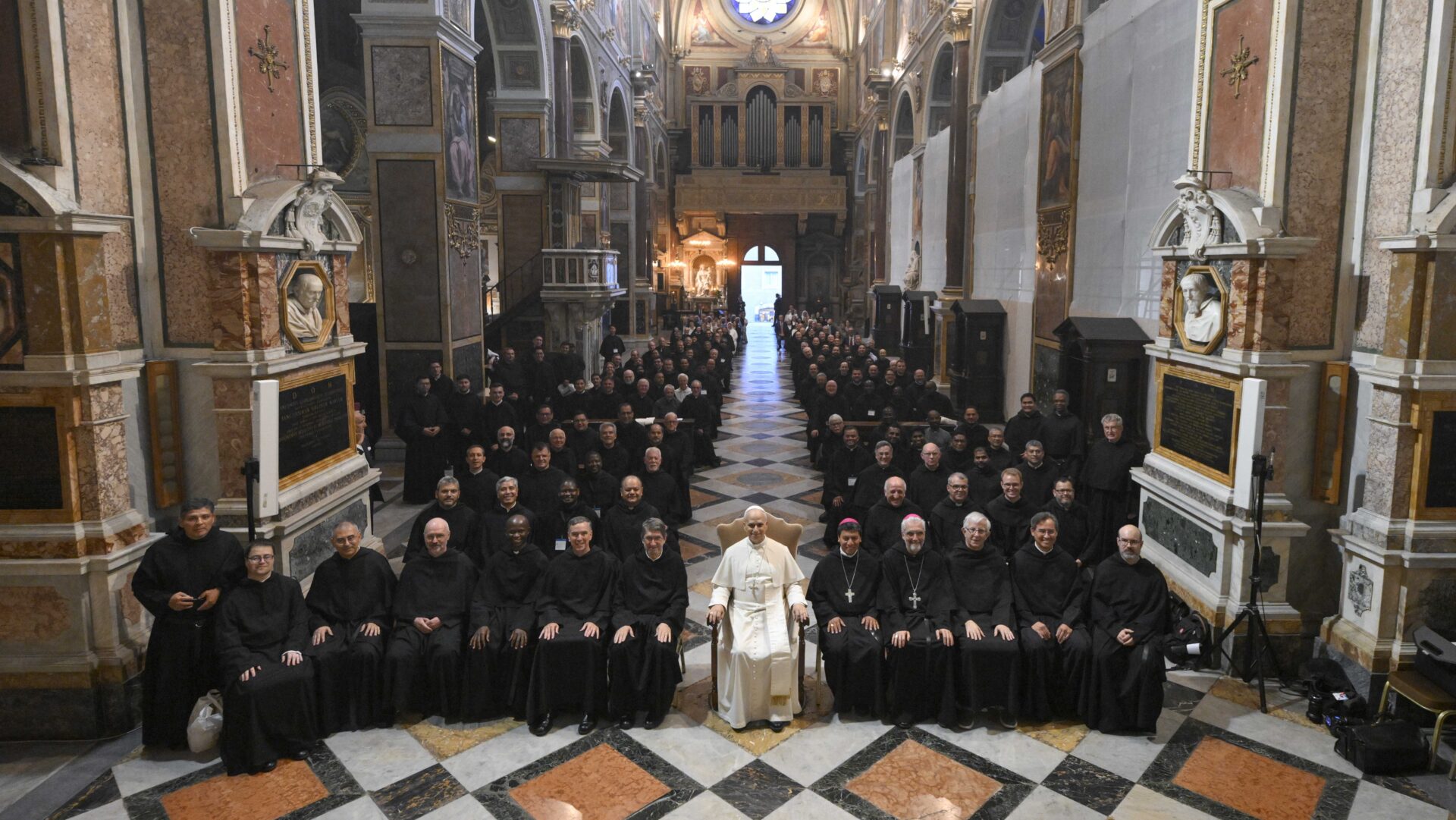 Le pape Léon  au milieu des religieux augustins | Vatican Media