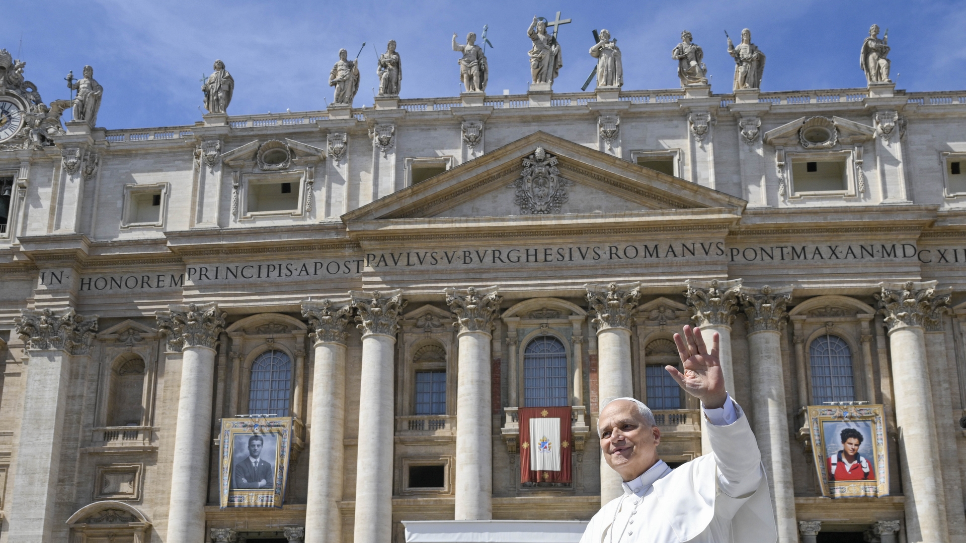 Le pape Léon XIV salue la foule après la canonisation de Pier Giogio Frassati et de Carlo Acutis | © Vatican Media 