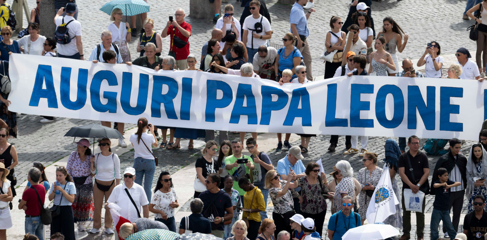 Lors de l'Angélus du 14 septembre 2025, des fidèles ont souhaité bon anniversaire à Léon XIV | © Vatican Media