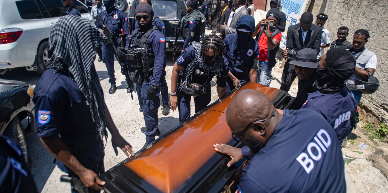 La "guerre des gangs" à Haïti a déjà causé des milliers de morts | photo: les funérailles d'un policier, le 6 septembre 2025, à Port-au-Prince | © Keystone /EPA/EFE