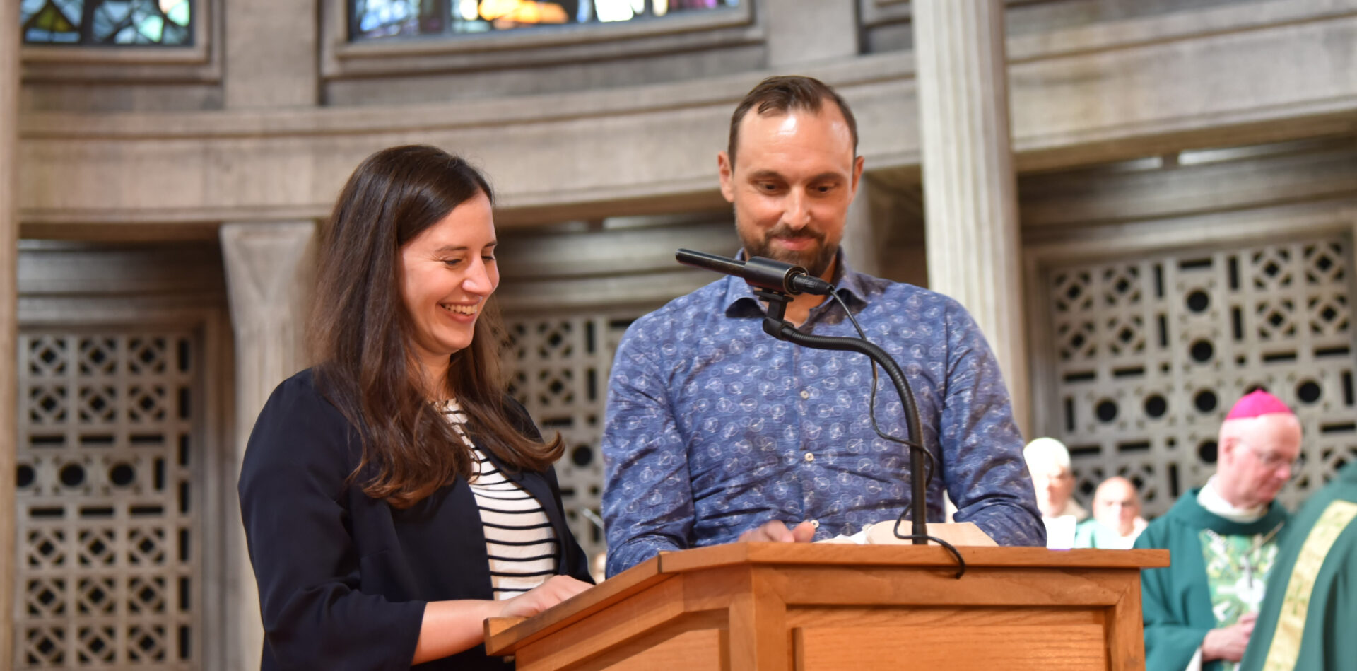 Aurelia Dénervaud Pellizzari et Roberto de Col ont été installés respectivement en tant que représentante de l'évêque pour la région diocésaine de Fribourg francophone et représentant de l'évêque pour l'écologie | © Raphaël Zbinden