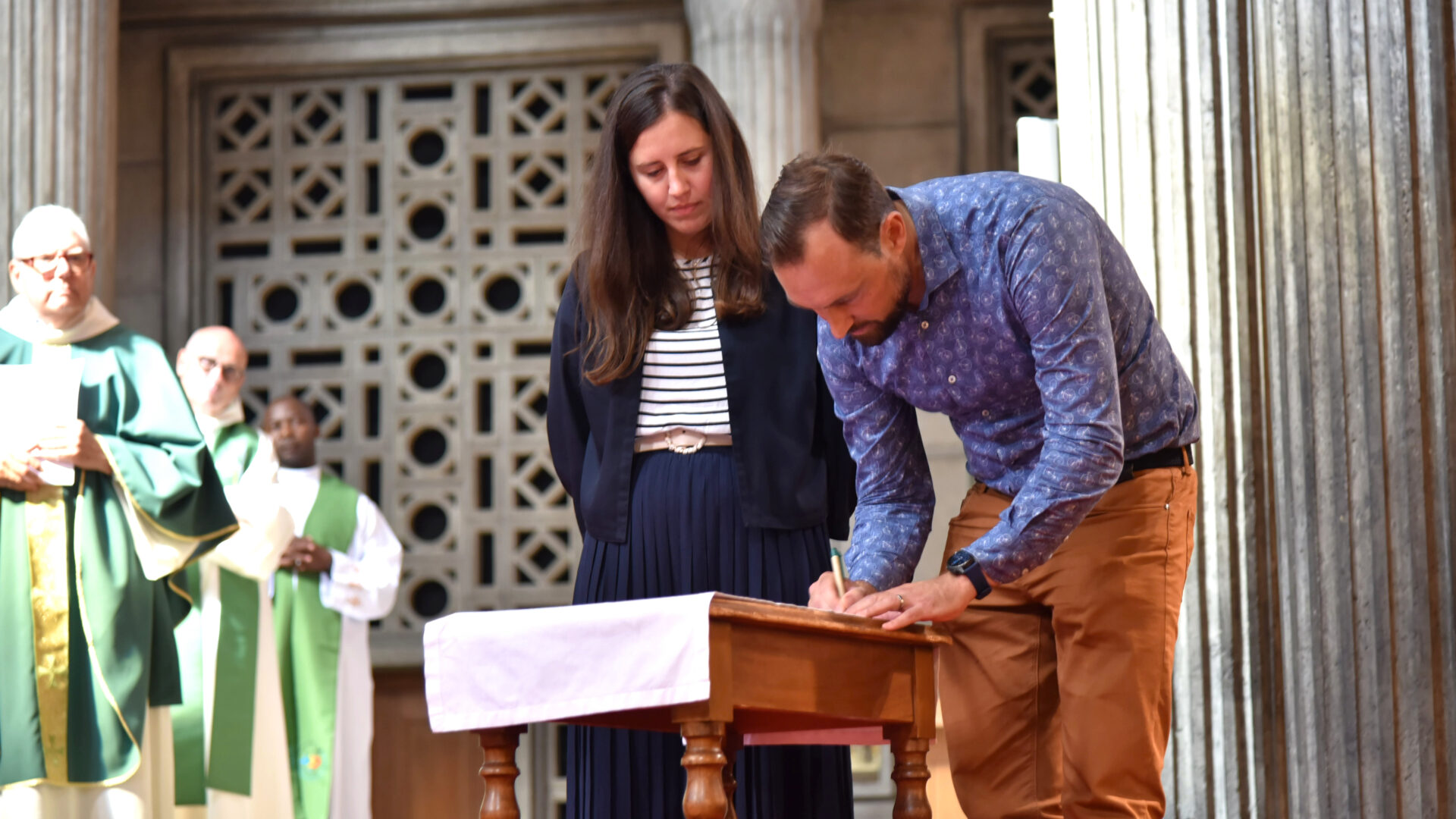 Aurelia Dénervaud-Pellizzari et Roberto de Col ont signé leur acte d'engagement pastoral lors de leur messe d'installation, le 18 septembre 2025 à Fribourg | © Raphaël Zbinden