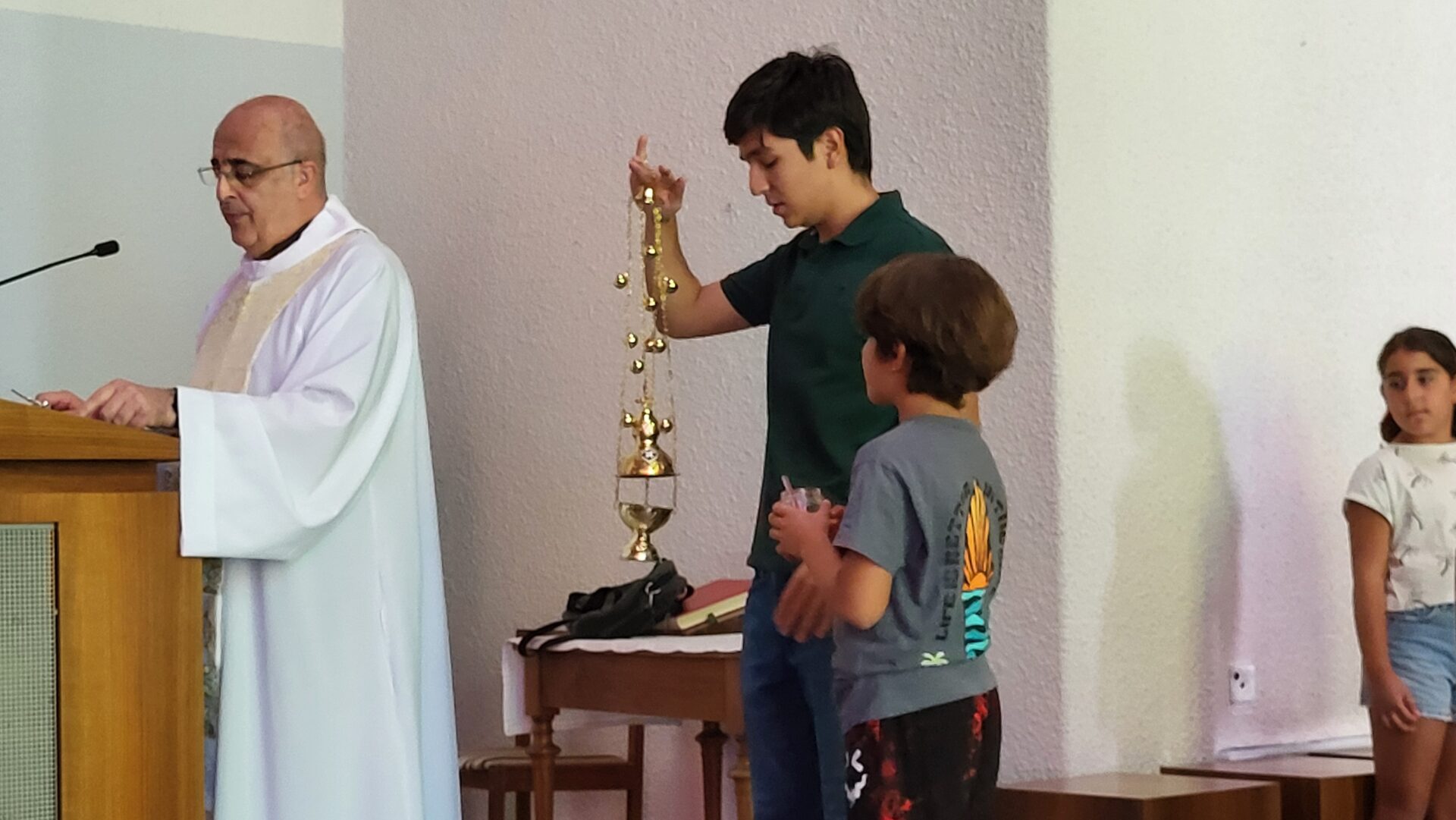 Messe de rite maronite, présidée par le Père Walid el Khoury, église St-Boniface, Genève, 7 septembre 2025. A ses côtés Yoan, le sacristain, et les deux enfants de messe, Raphaël et Ray © Lucienne Bittar