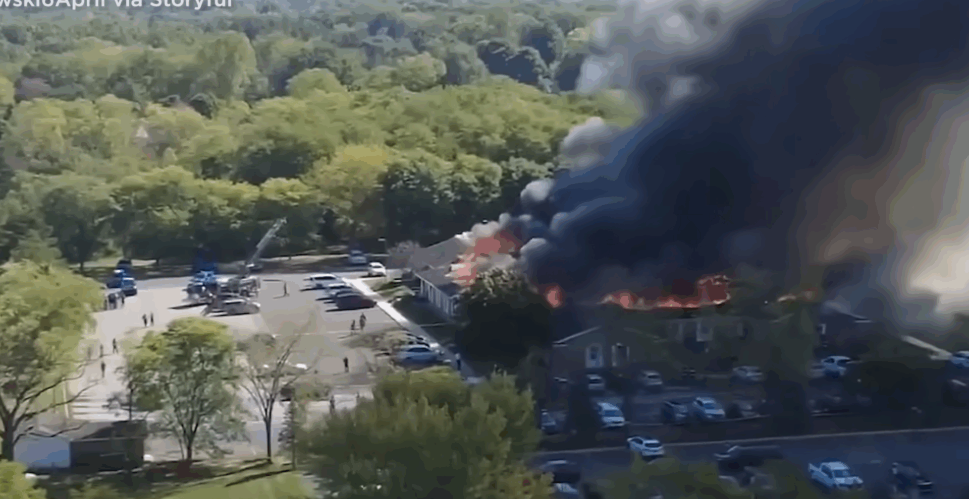 Un incendie a partiellement détruit l'église mormone où s'est déroulée la fusillade | capture d'écran YouTube 