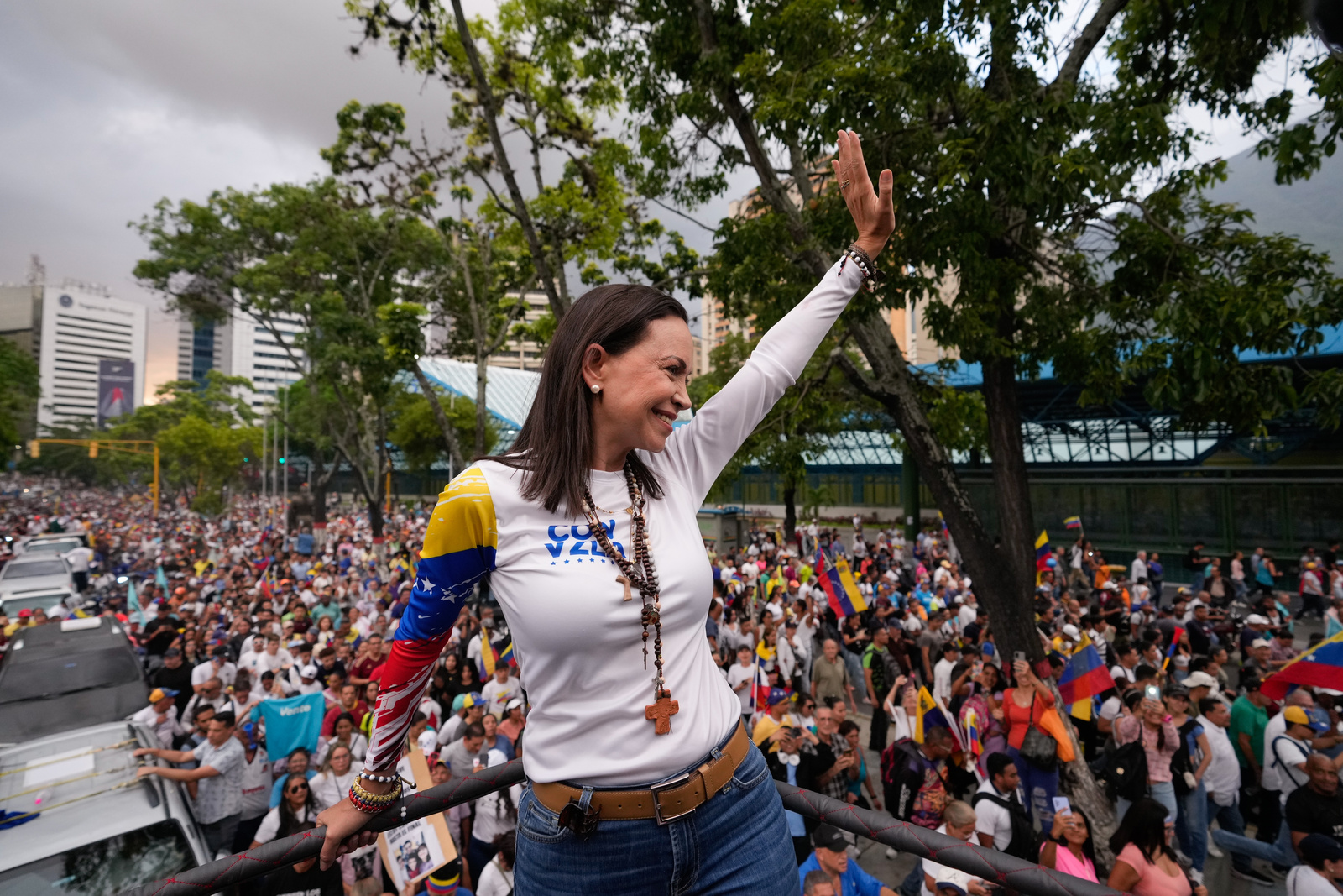 Maria Corina Machado, chapelet autour du cou,  lors du lancement de la campagne présidentielle, à Caracas, au Venezuela,  4 juillet 2024. | © Keystone / AP Photo / Ariana Cubillos