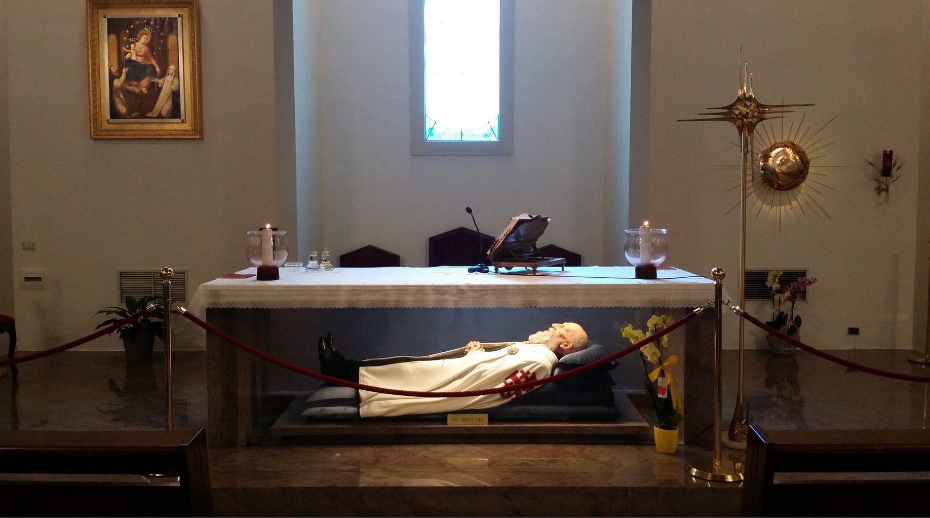 La tombe de Bartolo Longo dans le sanctuaire Notre-Dame-du-Rosaire de Pompéi  |  Wikicommons/GiovAngri