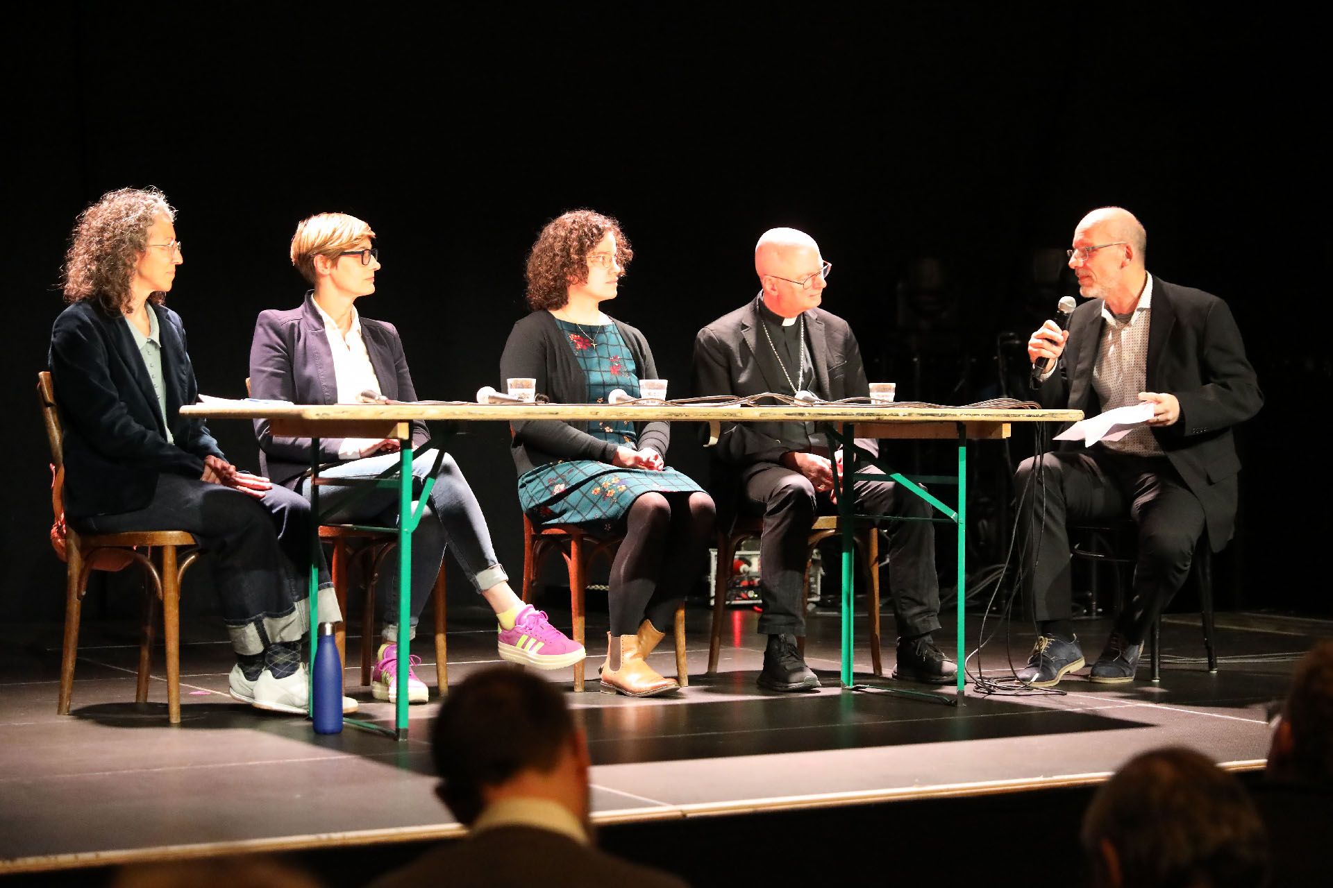 Fribourg le 29 octobre 2025. Café scientifique au Nouveau Monde. (de g. à dr.) Stéphanie Roulin, Rita Menoud, Mélanie Cornet, Mgr Charles Morerod et Fabien Hunenberger | © Bernard Hallet