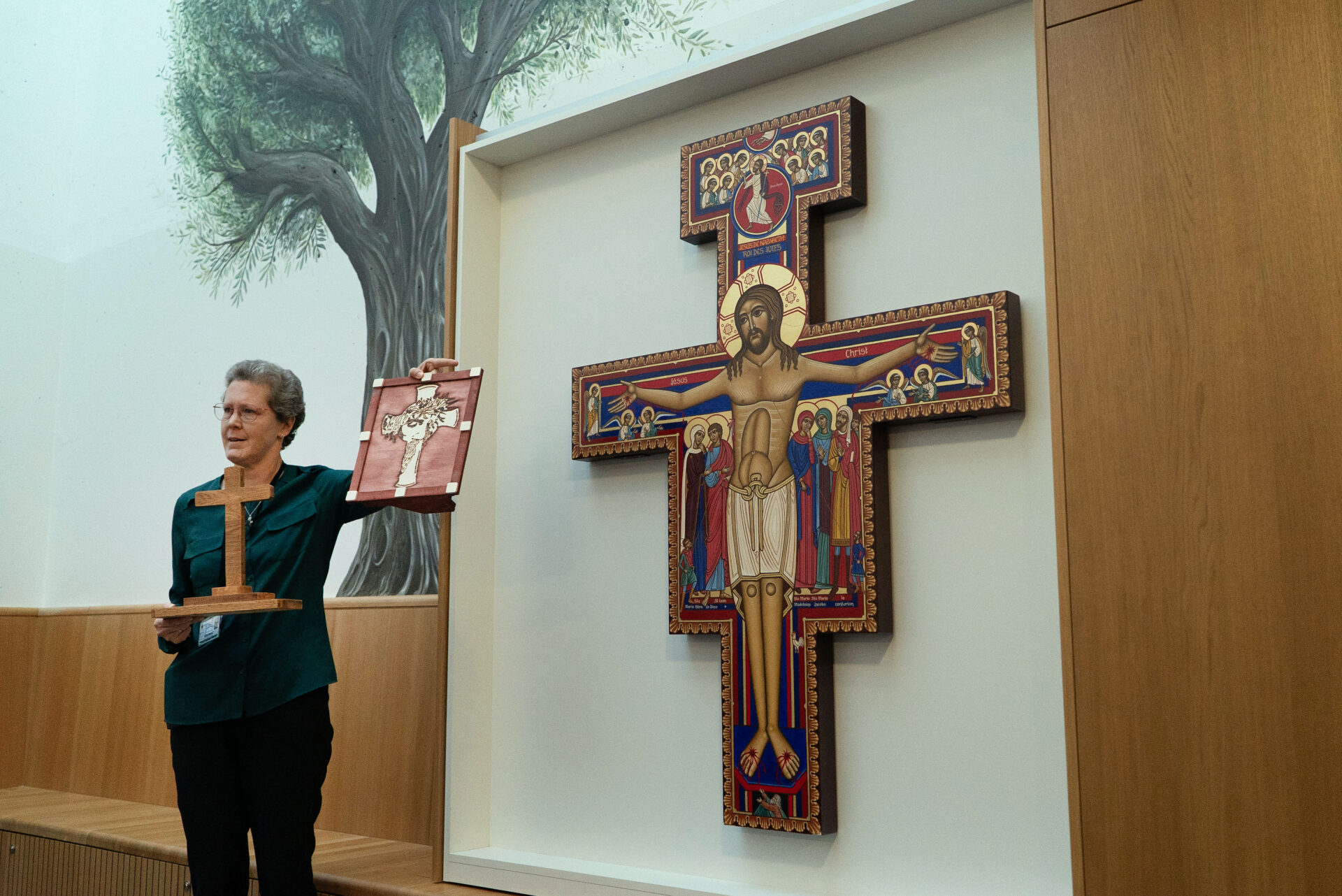 L’aumônière Carol Beytrison présente des œuvres de détenus devant la croix de San Diamano du centre multicultuel de la Brenaz  | © Lucienne Bittar 
