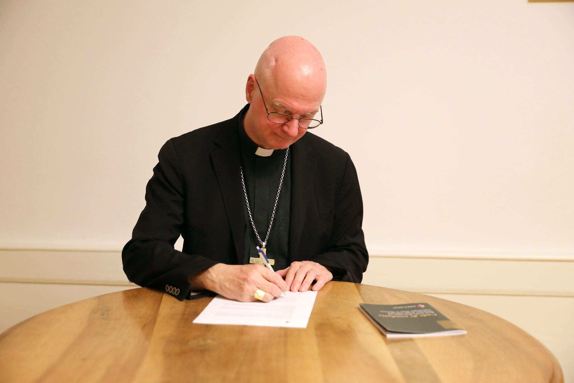 Mgr Charles Morerod, évêque de Lausanne, Genève et Fribourg, signe, le 29 octobre 2025, le code de bonne conduite | © Bernard Hallet
