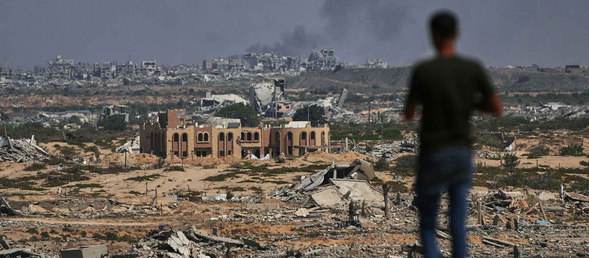 De la fumée s'élève à la suite d'une frappe militaire israélienne dans la ville de Gaza, vue depuis le centre de la bande de Gaza, mercredi 8 octobre 2025 | © Keystone/AP Photo/Abdel Kareem Hana