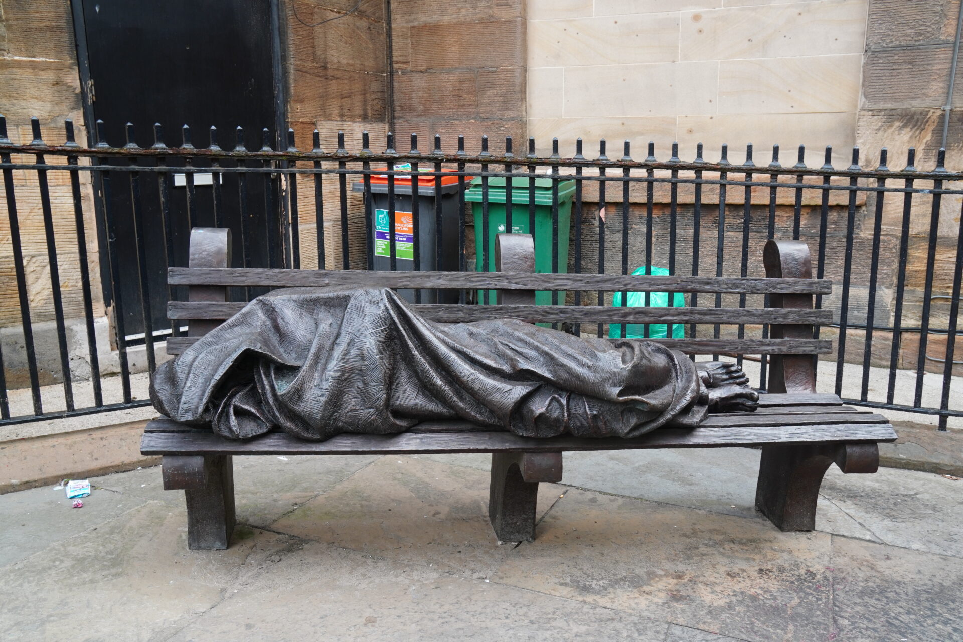 La statue 'Homeless Jesus' de Thimoty Schmalz à Glasgow | wikimedia commons CC-BY-SA-2.0