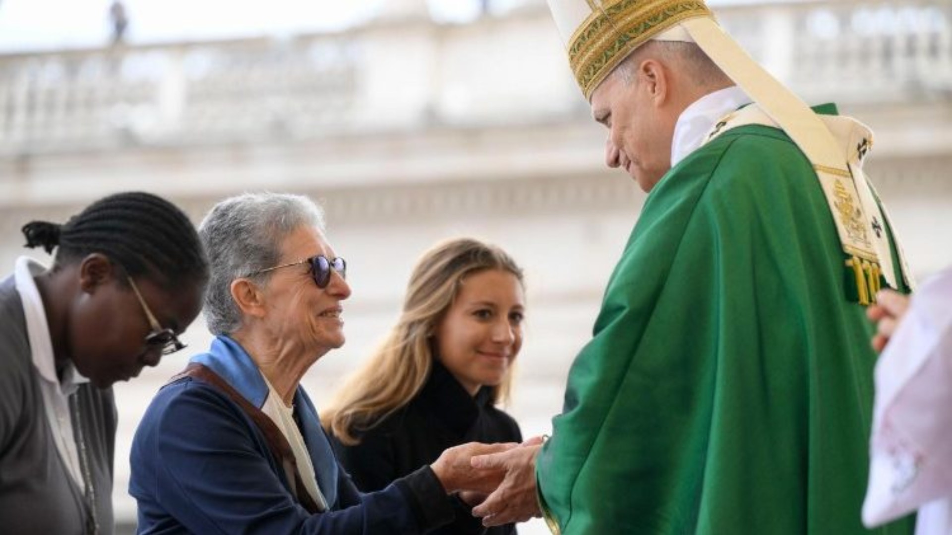 Le pape recevant les offrandes des mains des migrants et des acteurs de l'apostolat migratoire | © Vatican Media
