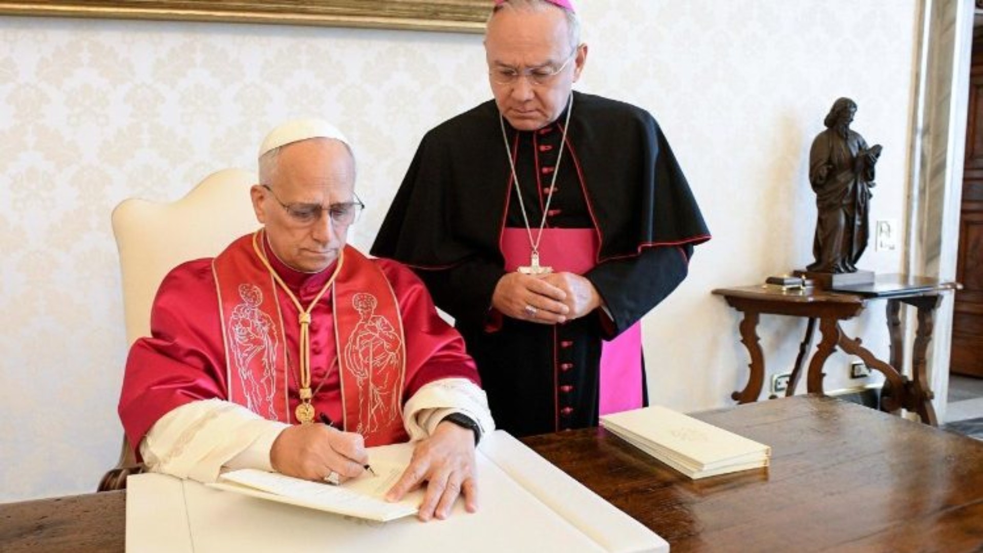 Léon XIV signe l'Exhortation apostolique DIlexi te | © Vatican Media 
