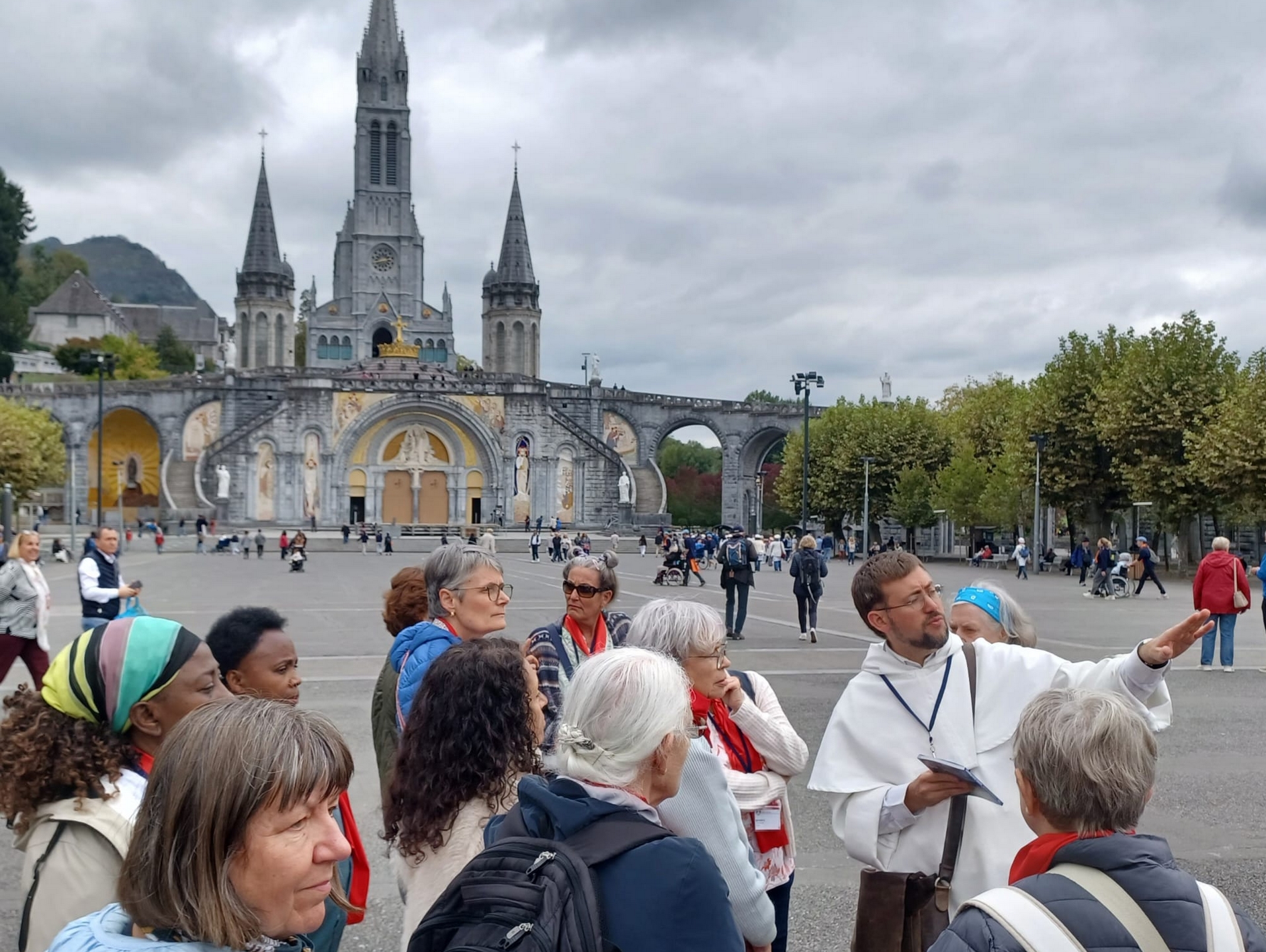 Pierre de Marolles introduit le groupe au sanctuaire de Lourdes, le 30 septembre | © Bernard Litzler