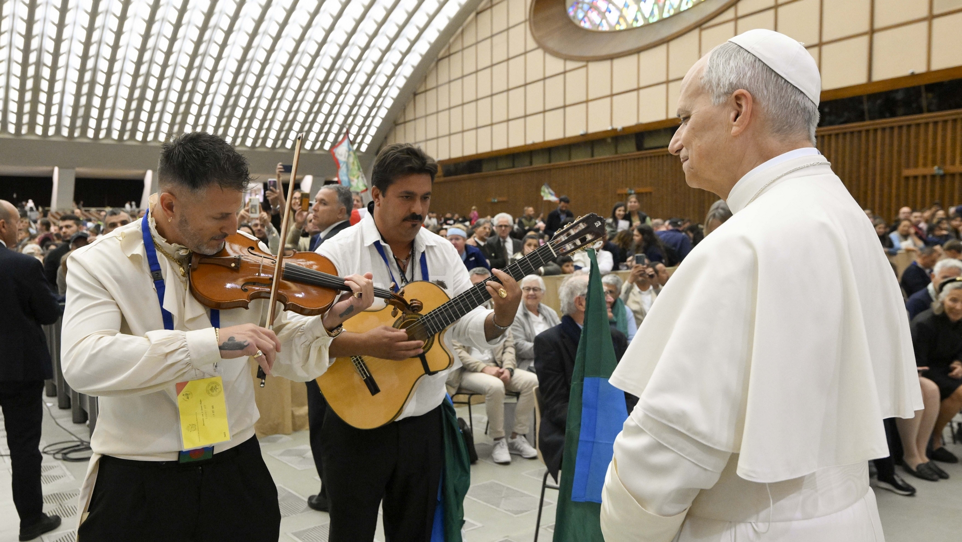 Les Roms ont offert une chanson au pape Léon XIV | Vatican Media