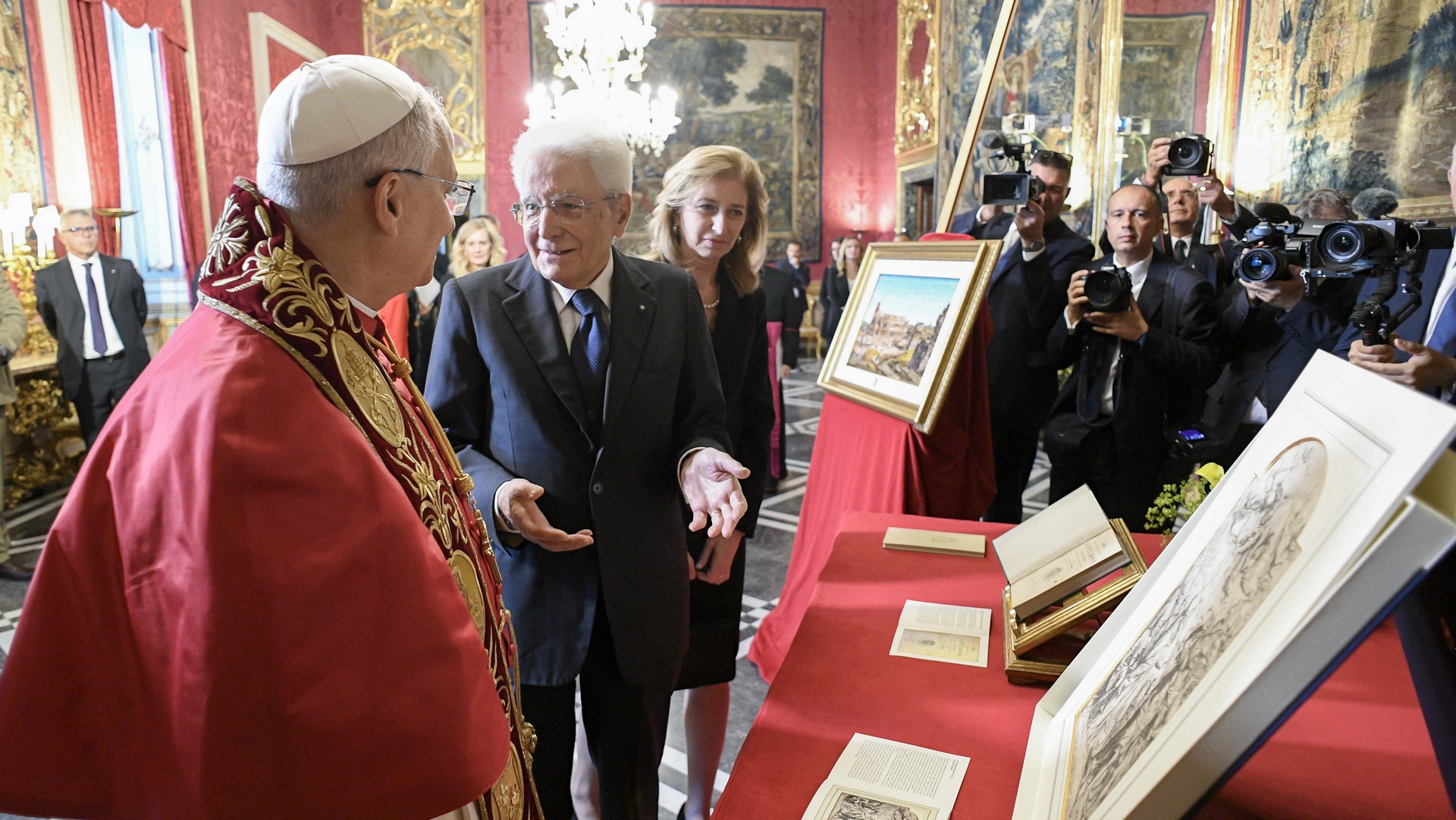 Echange de cadeaux entre le pape Léon XIV et le président de la république italienne Sergio Mattarella | Vatican Media